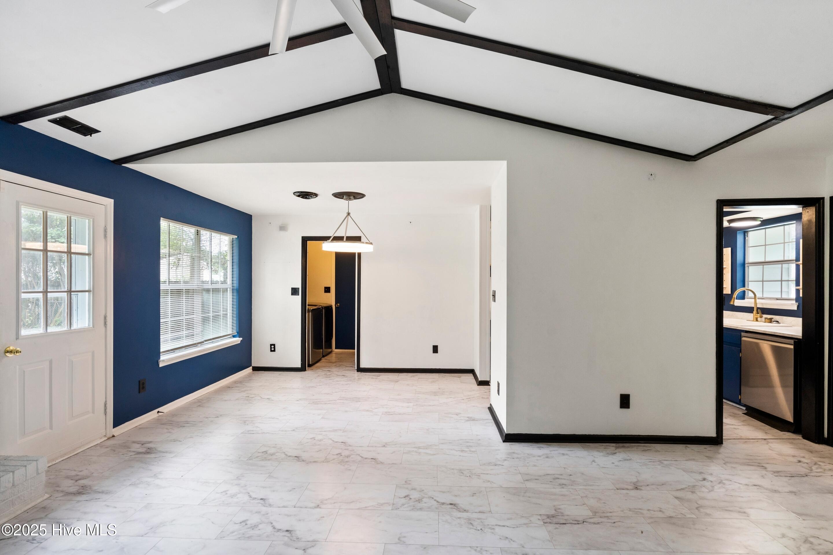 100523596 | Photo 15