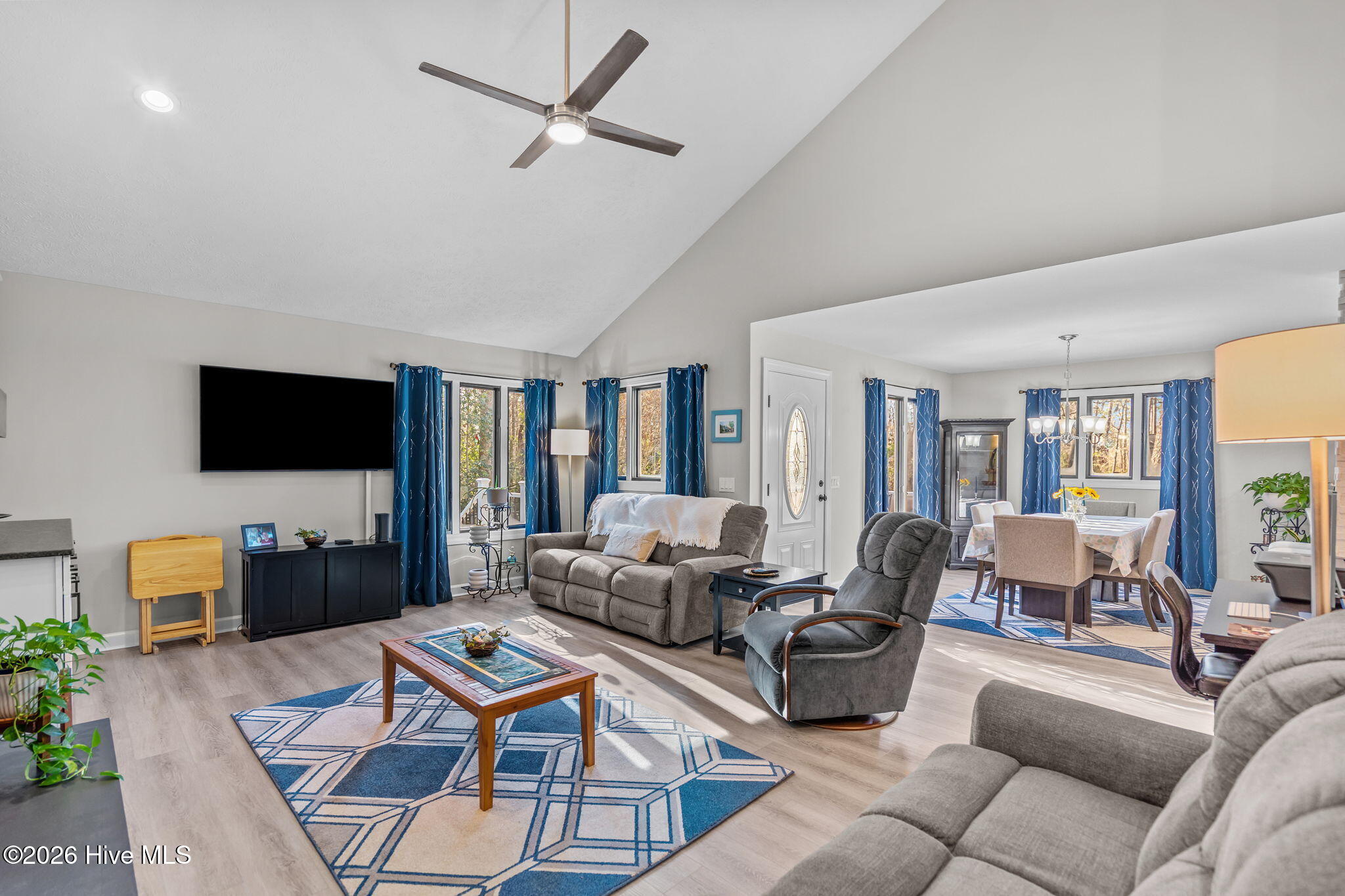 100557388 | Photo 12