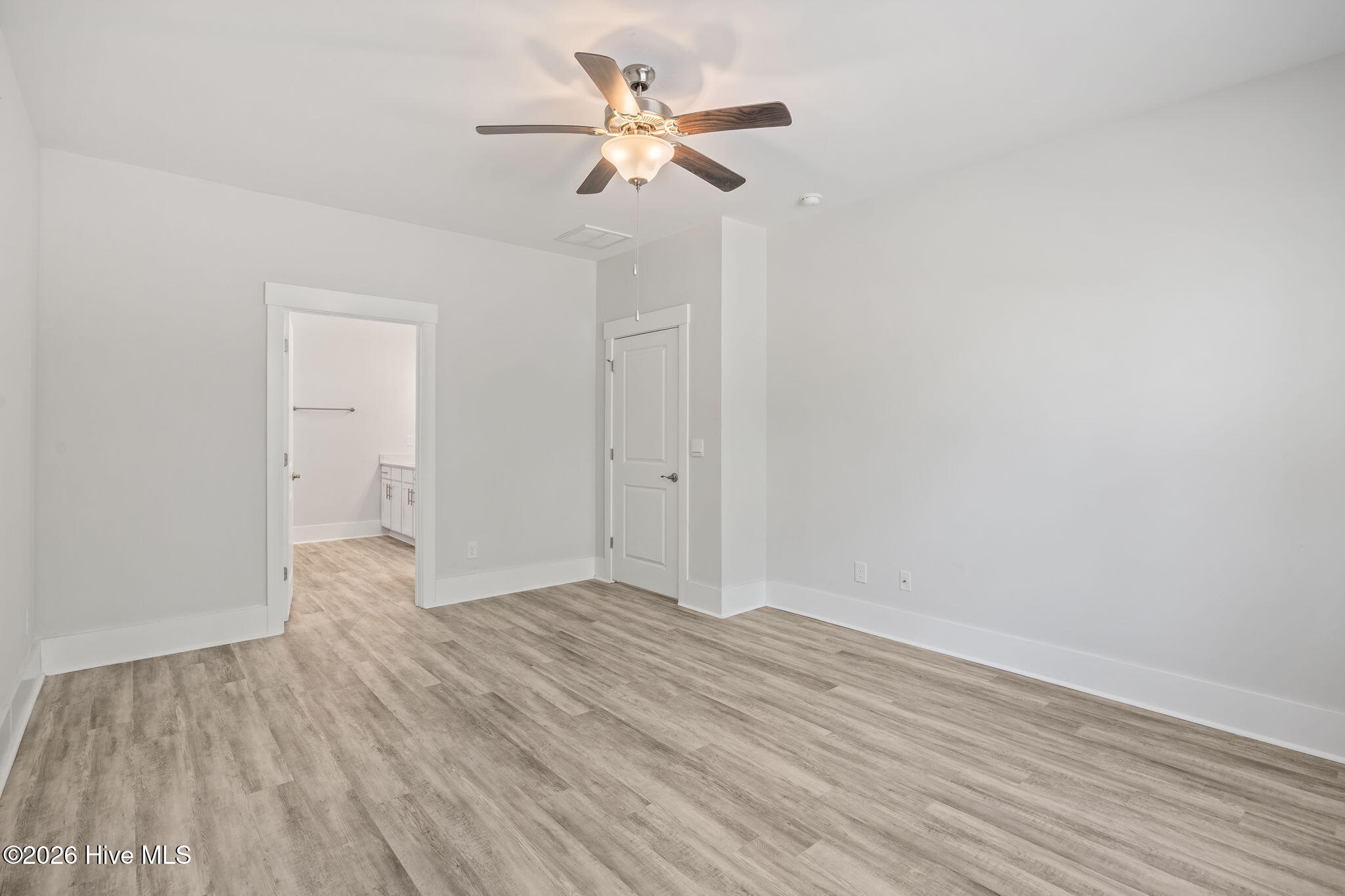 100563130 | Photo 30