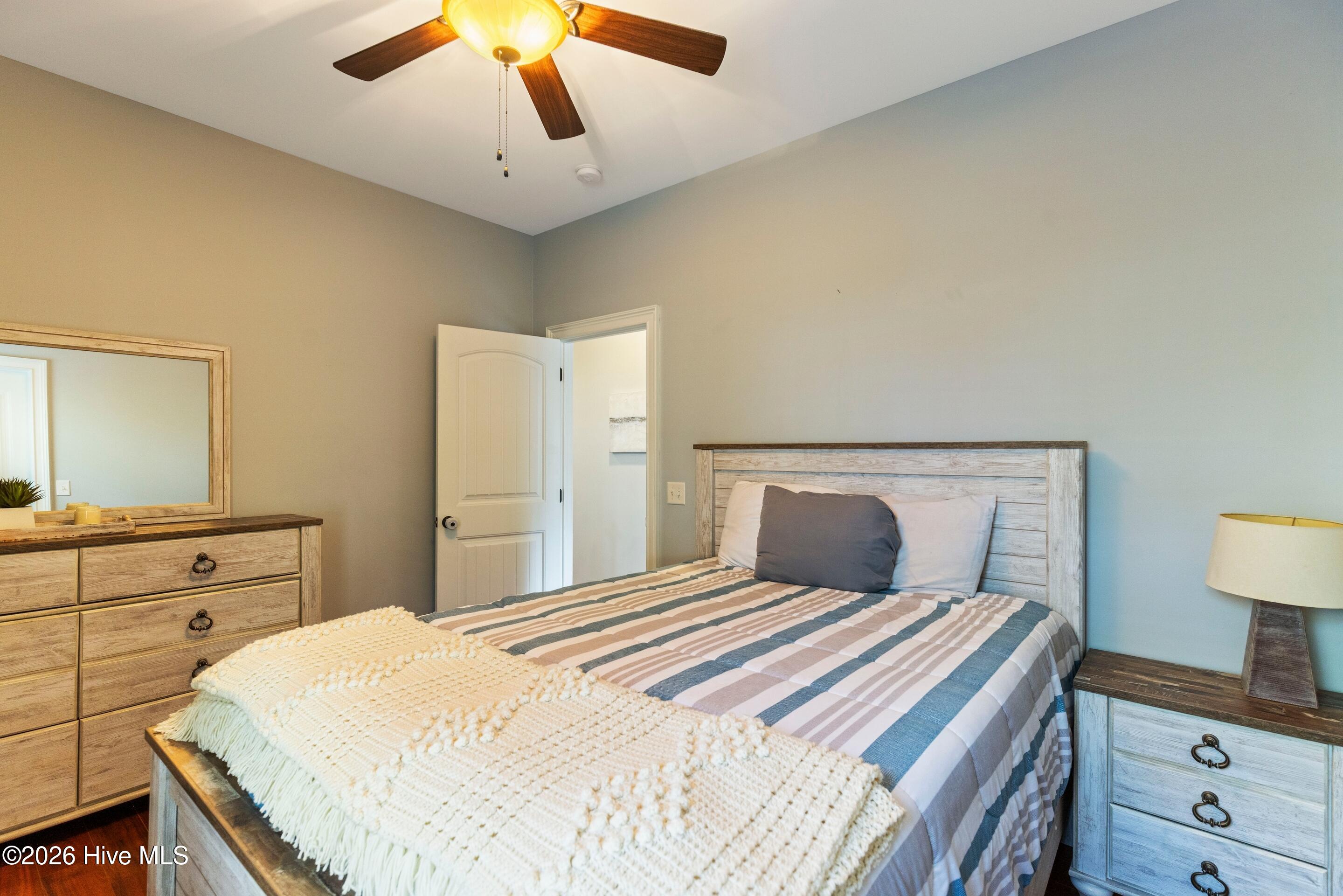 100548789 | Photo 40