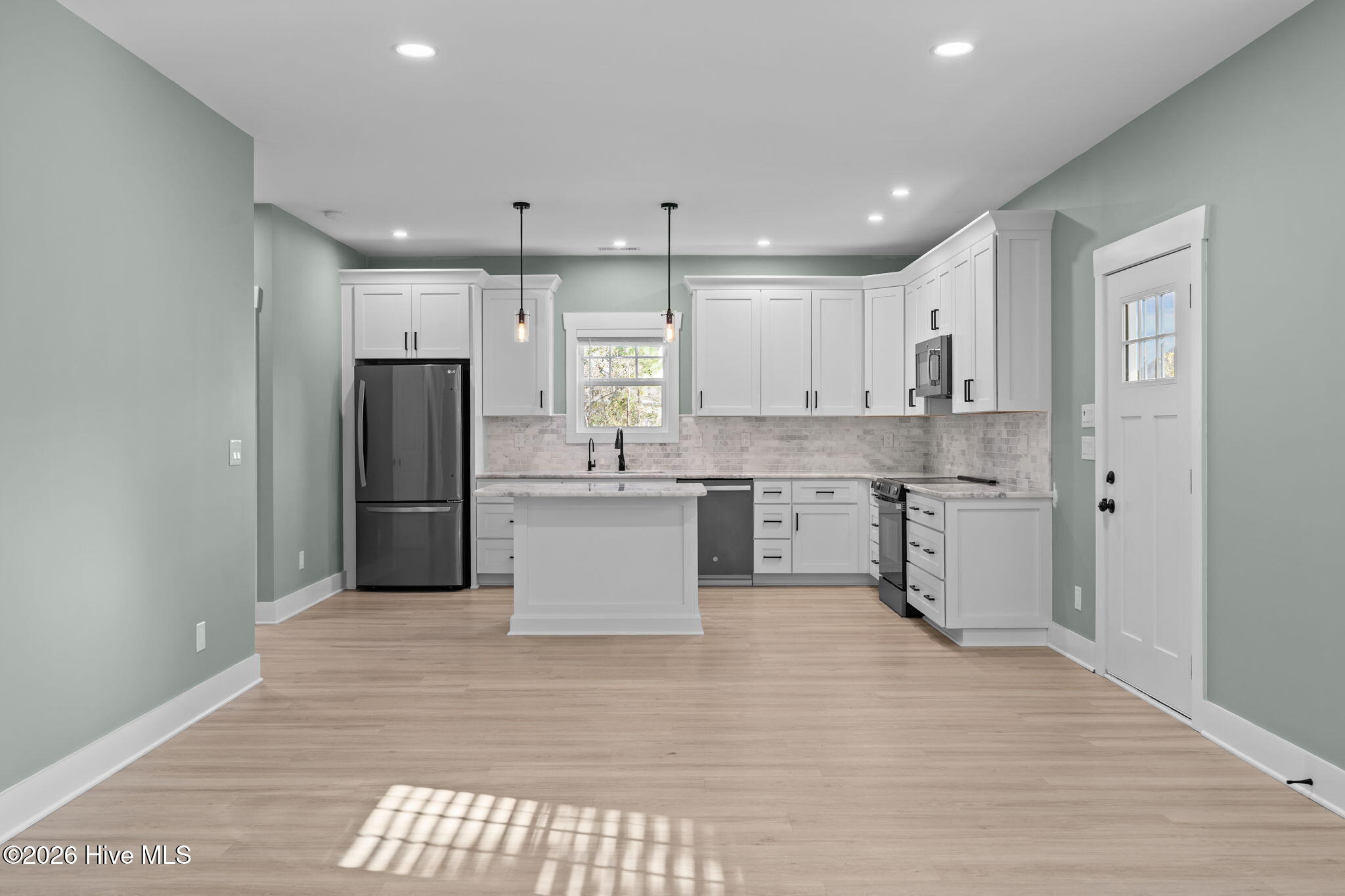 100548399 | Photo 18