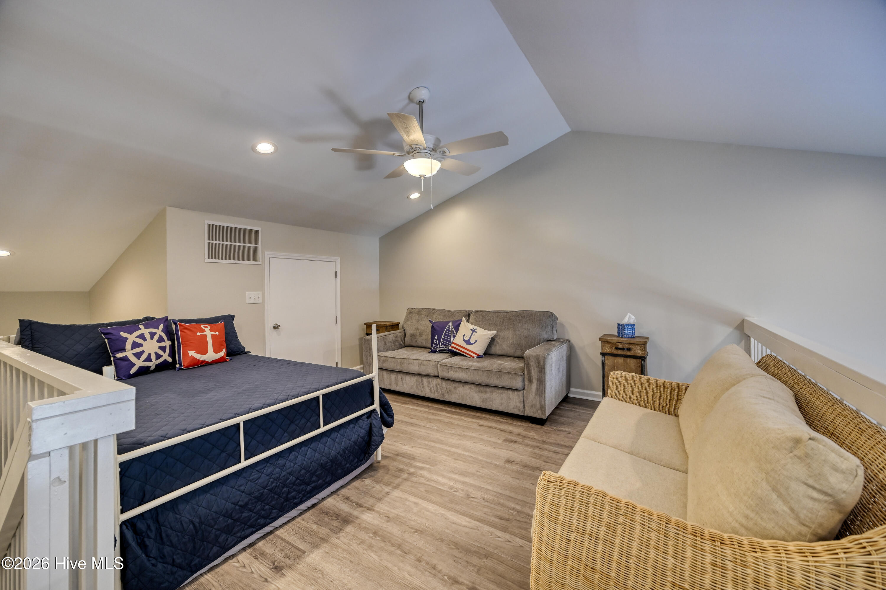 100564372 | Photo 12