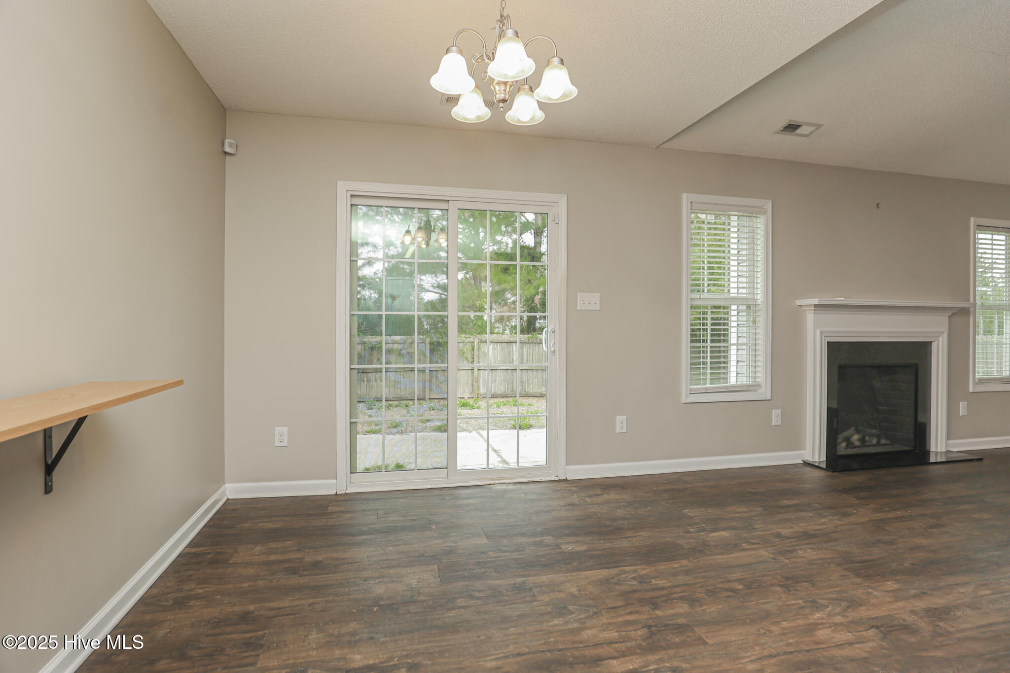 100536070 | Photo 10