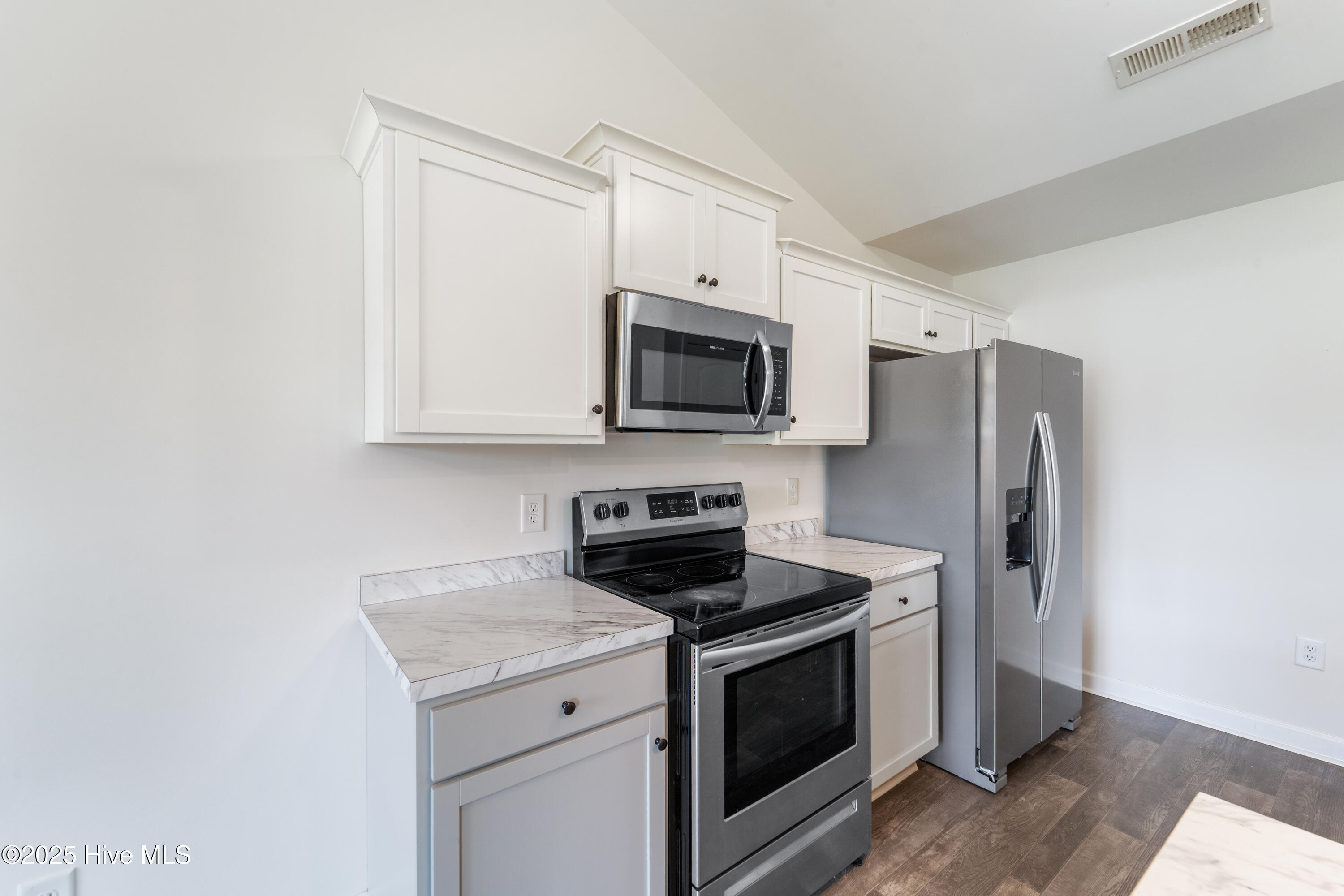 100534550 | Photo 11