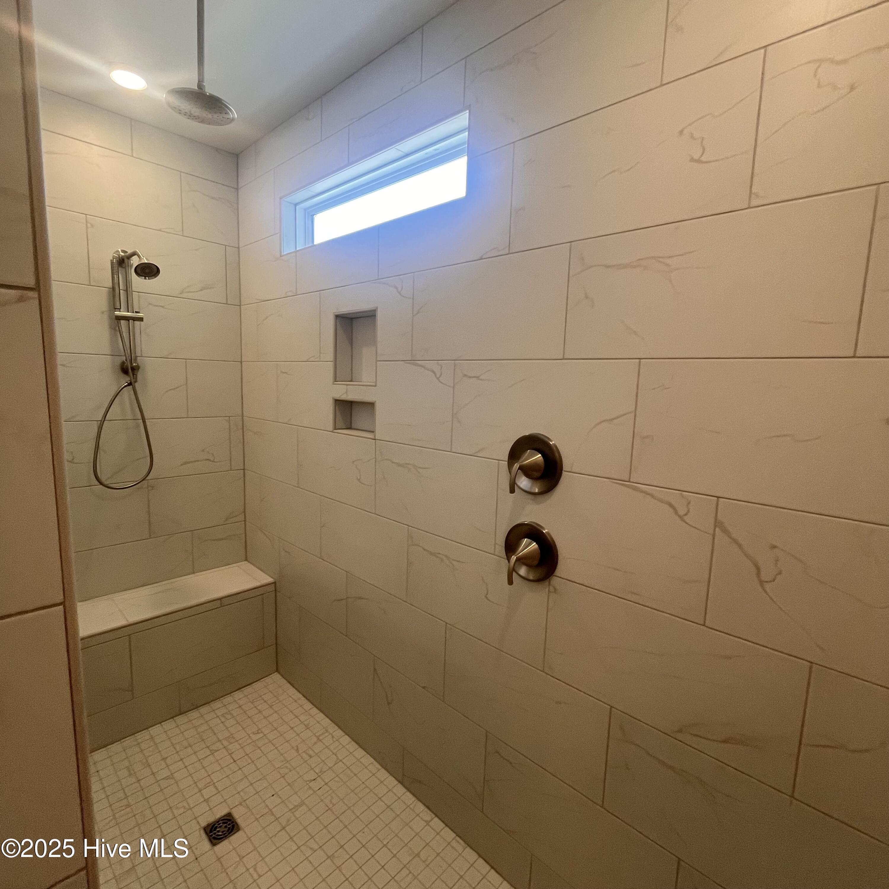 100517298 | Photo 18