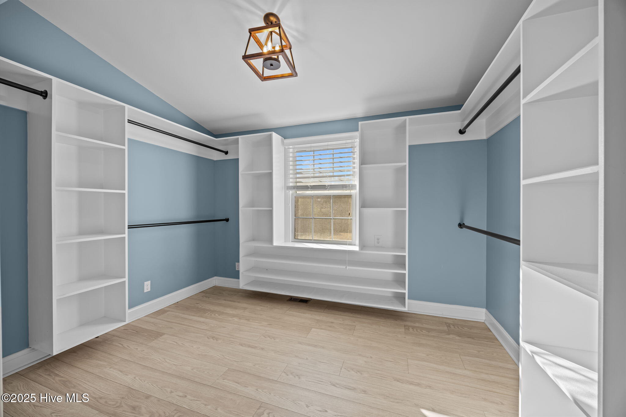 100546407 | Photo 23