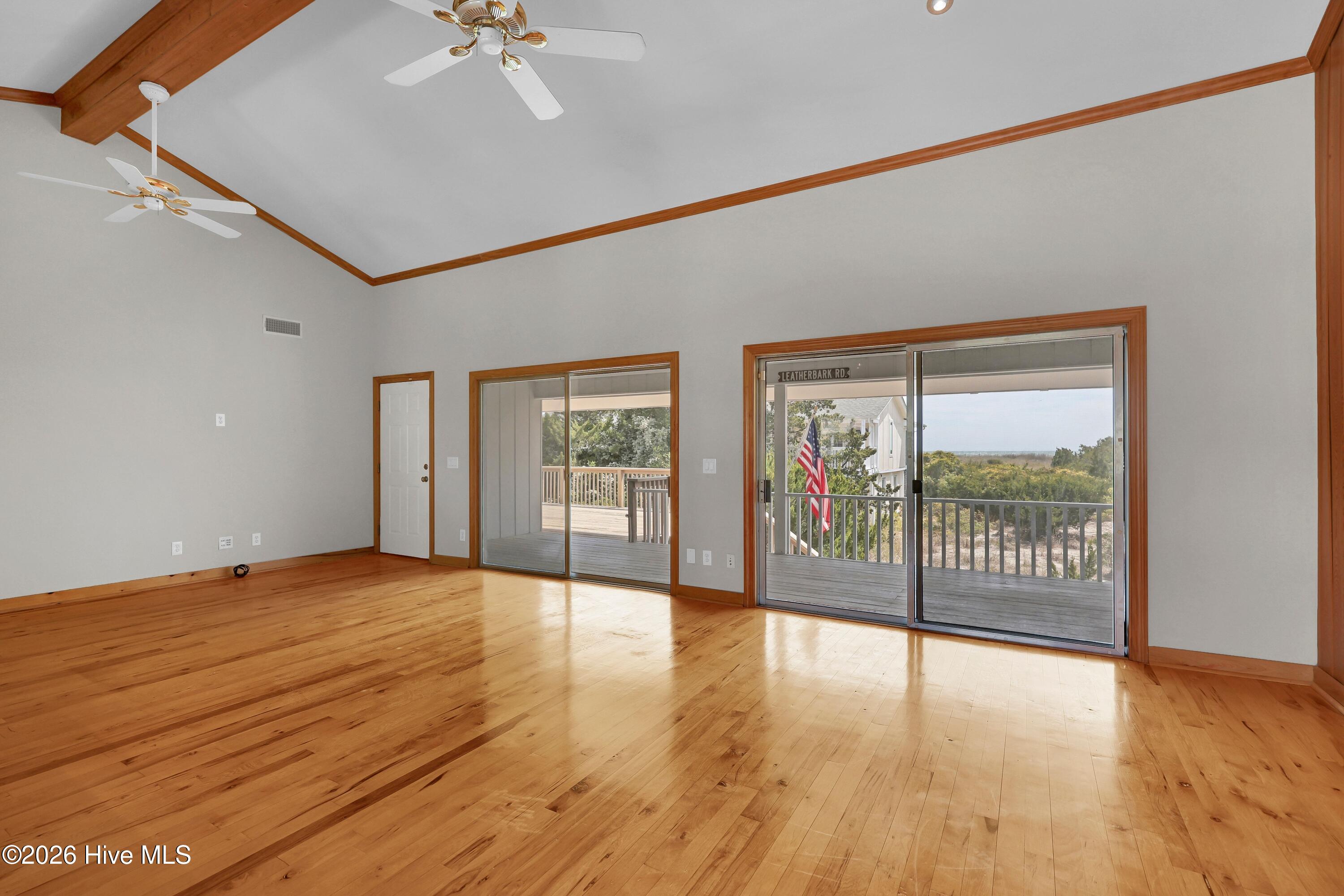 100565989 | Photo 11