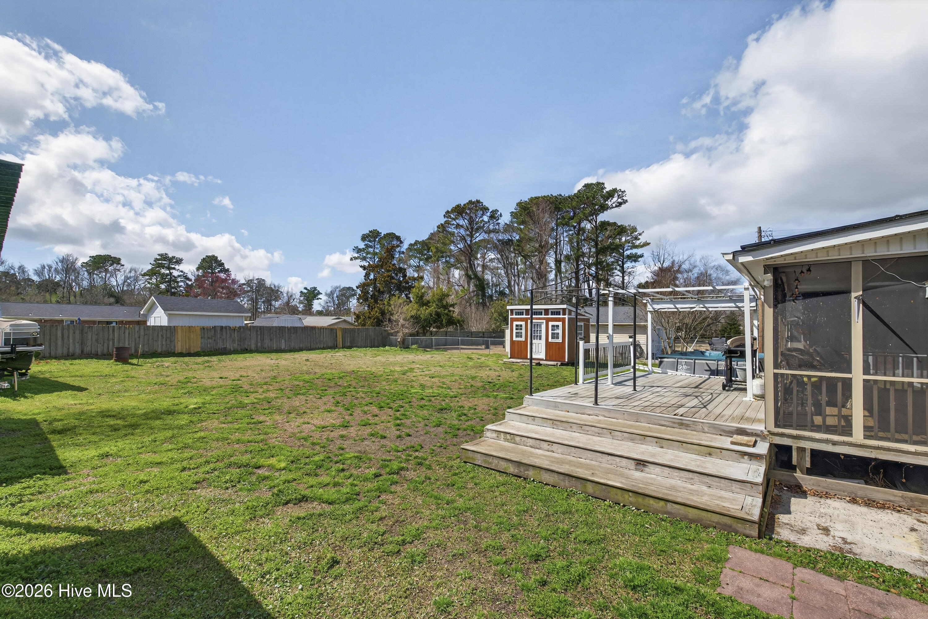 100558710 | Photo 43