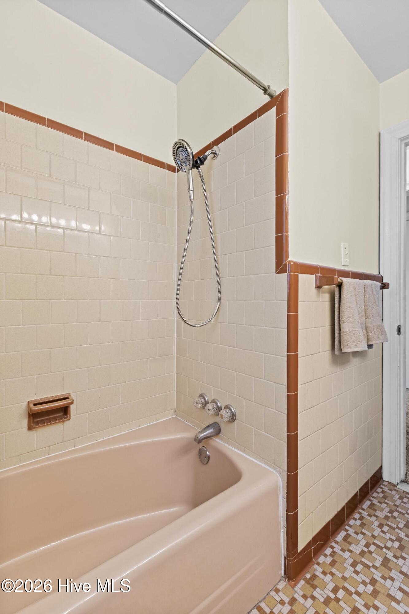 100562948 | Photo 18