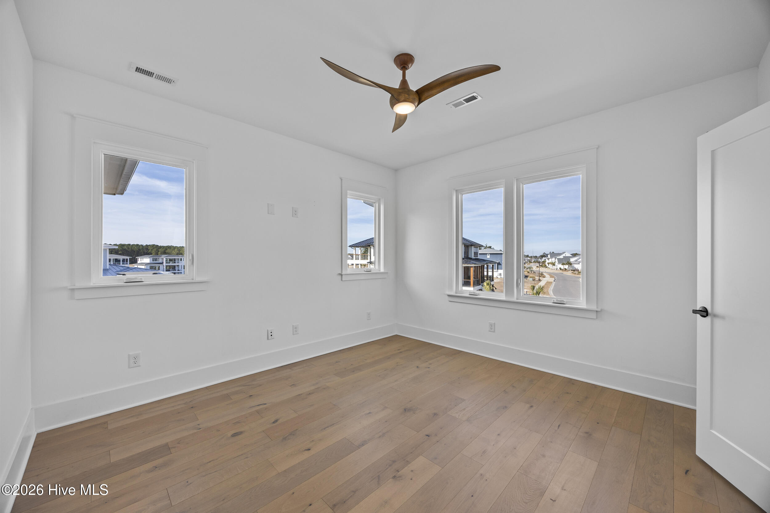 100551268 | Photo 30