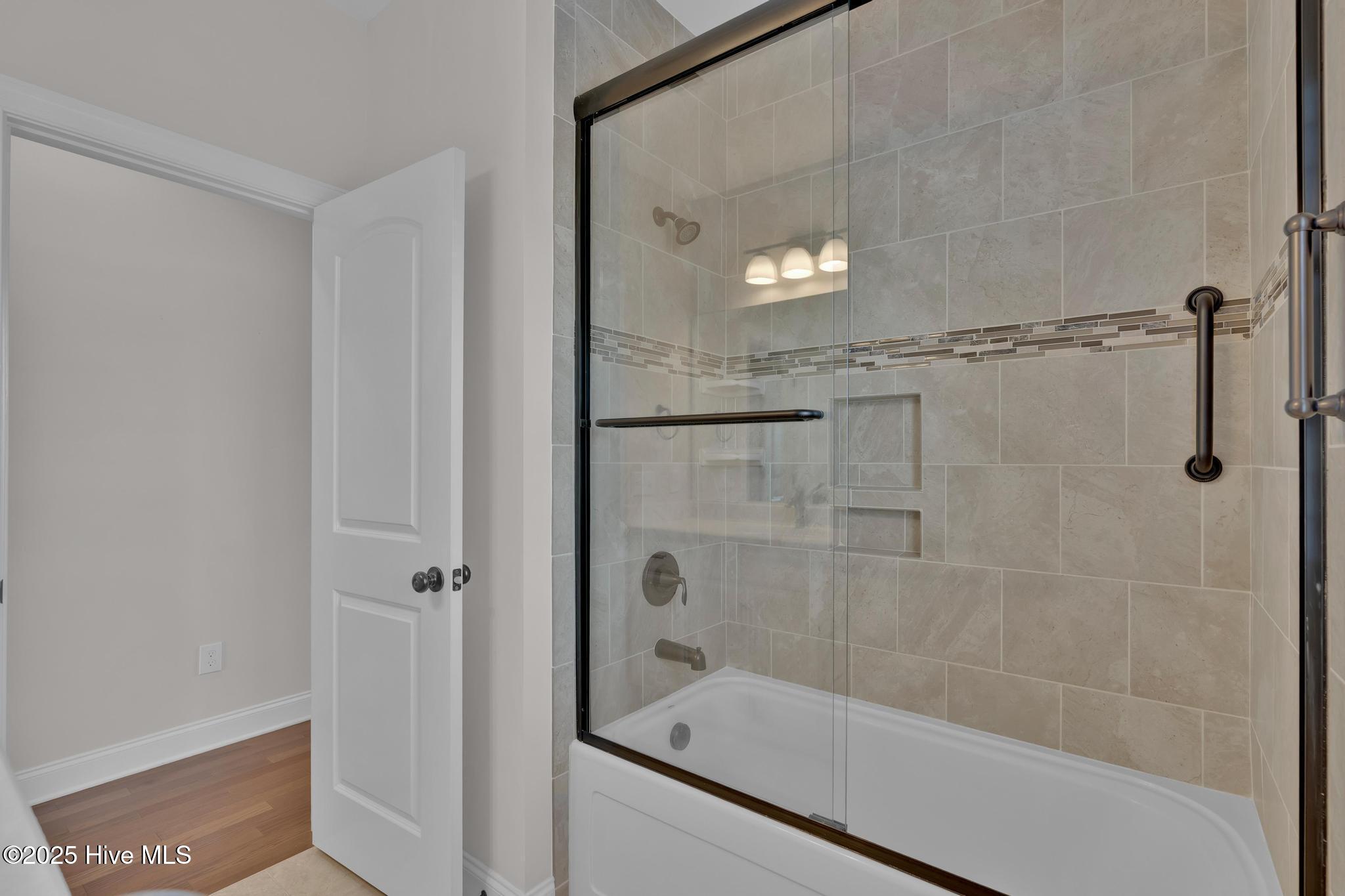 100542823 | Photo 34