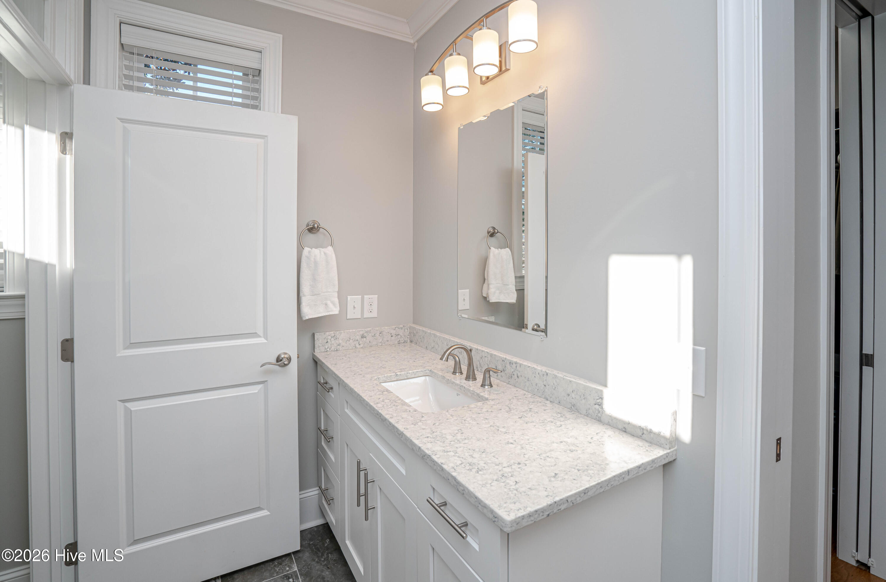 100550389 | Photo 43