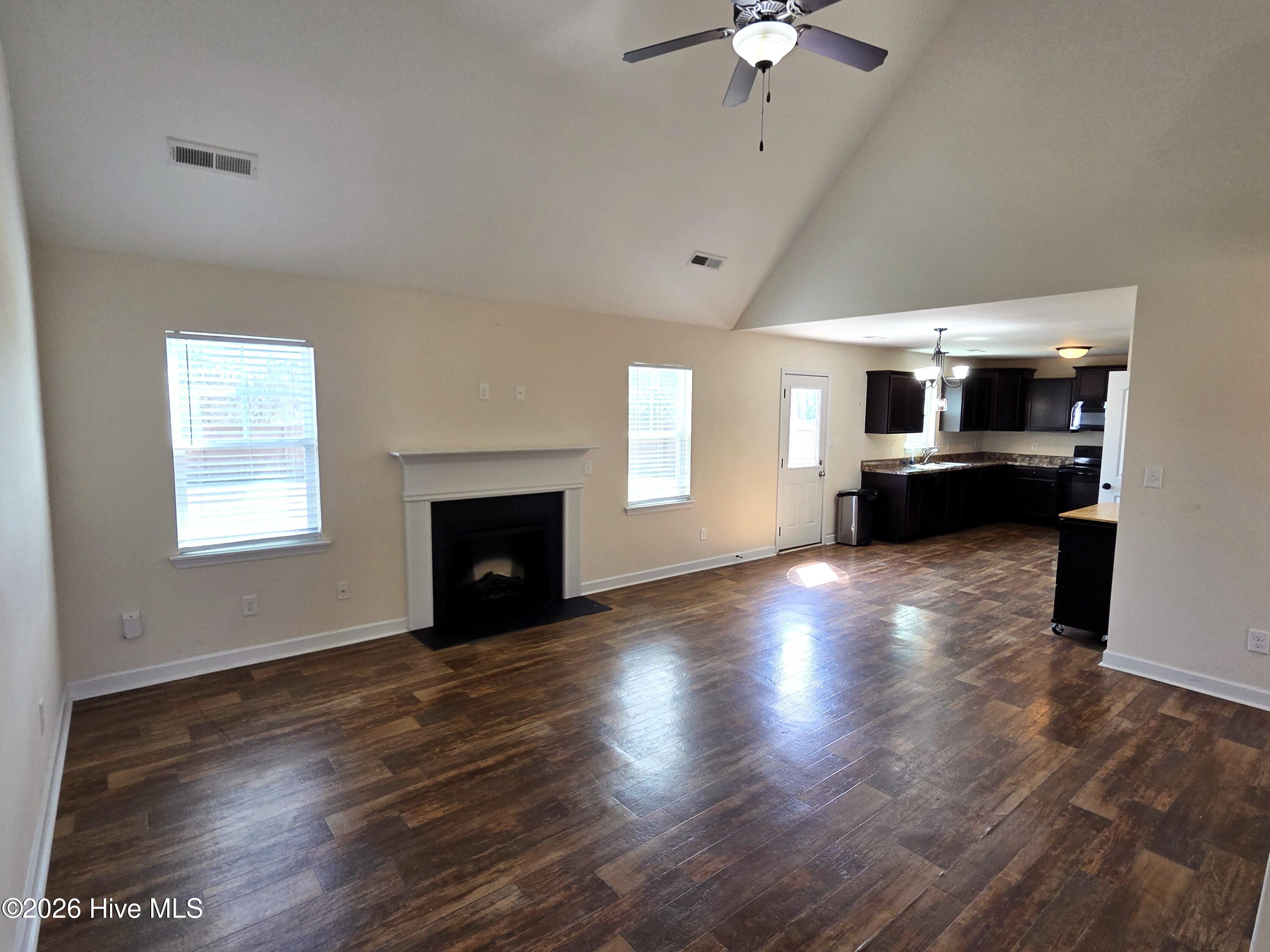 100527843 | Photo 13