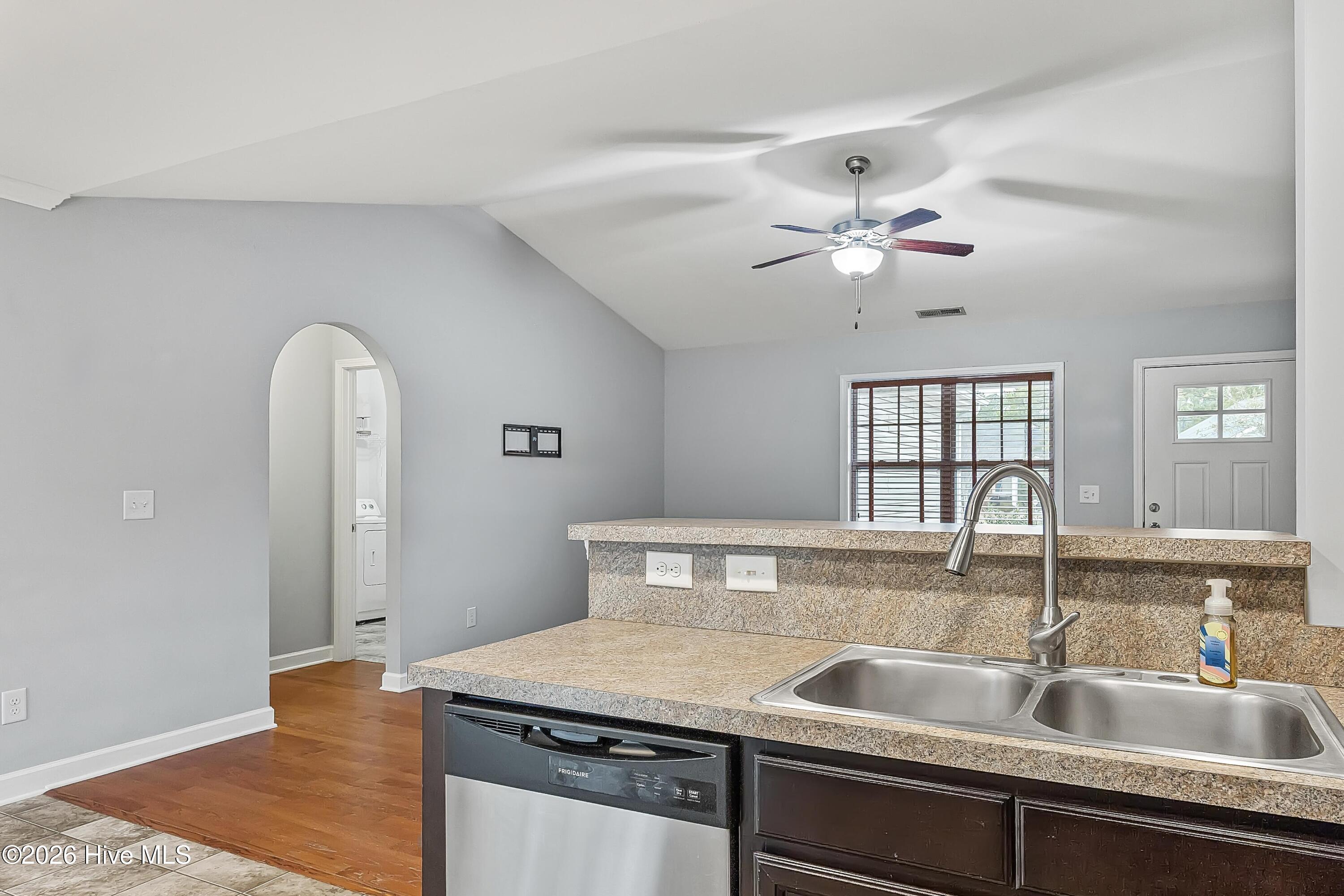 100557178 | Photo 13