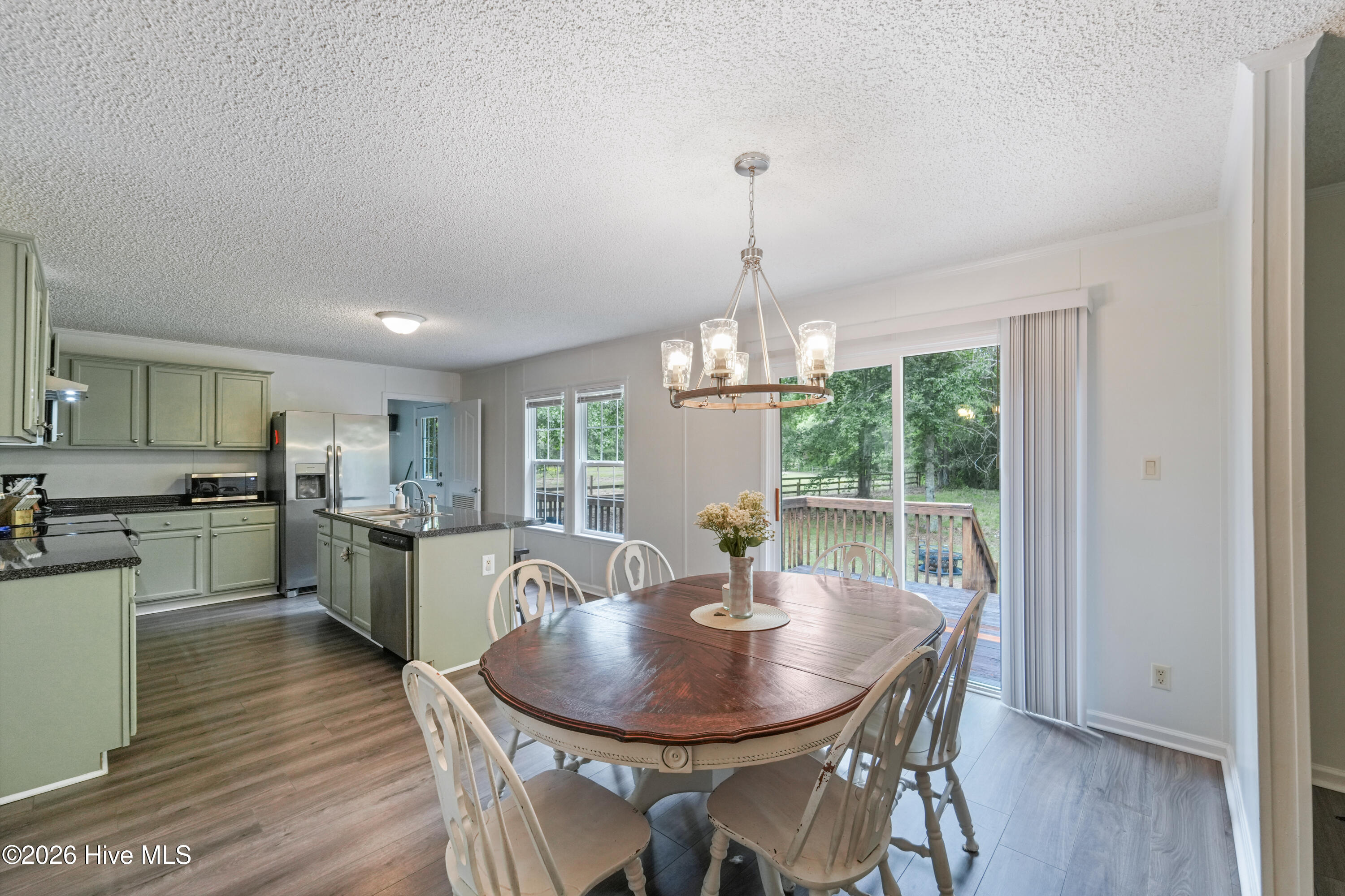 100570687 | Photo 18