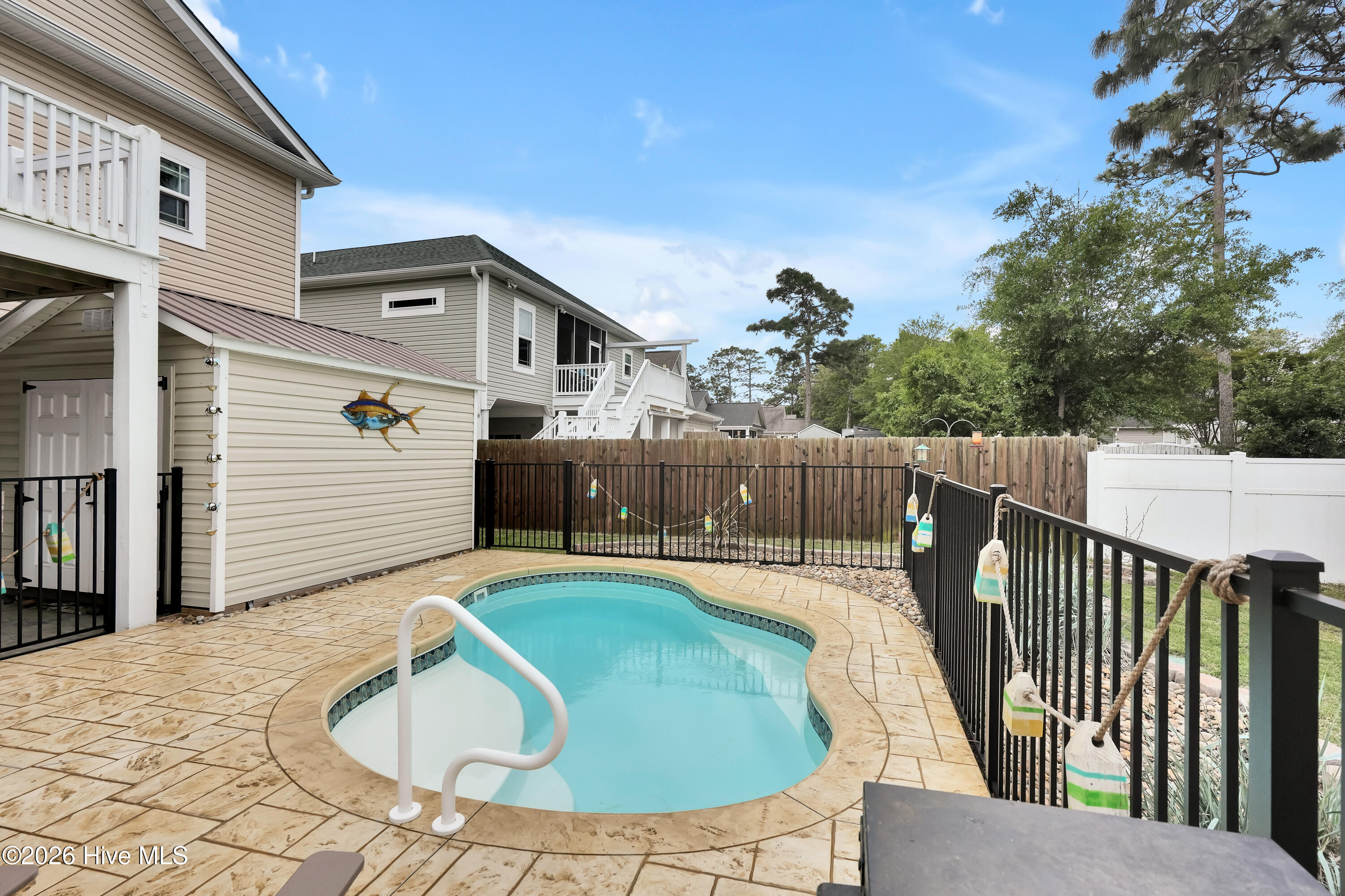 100570261 | Photo 38