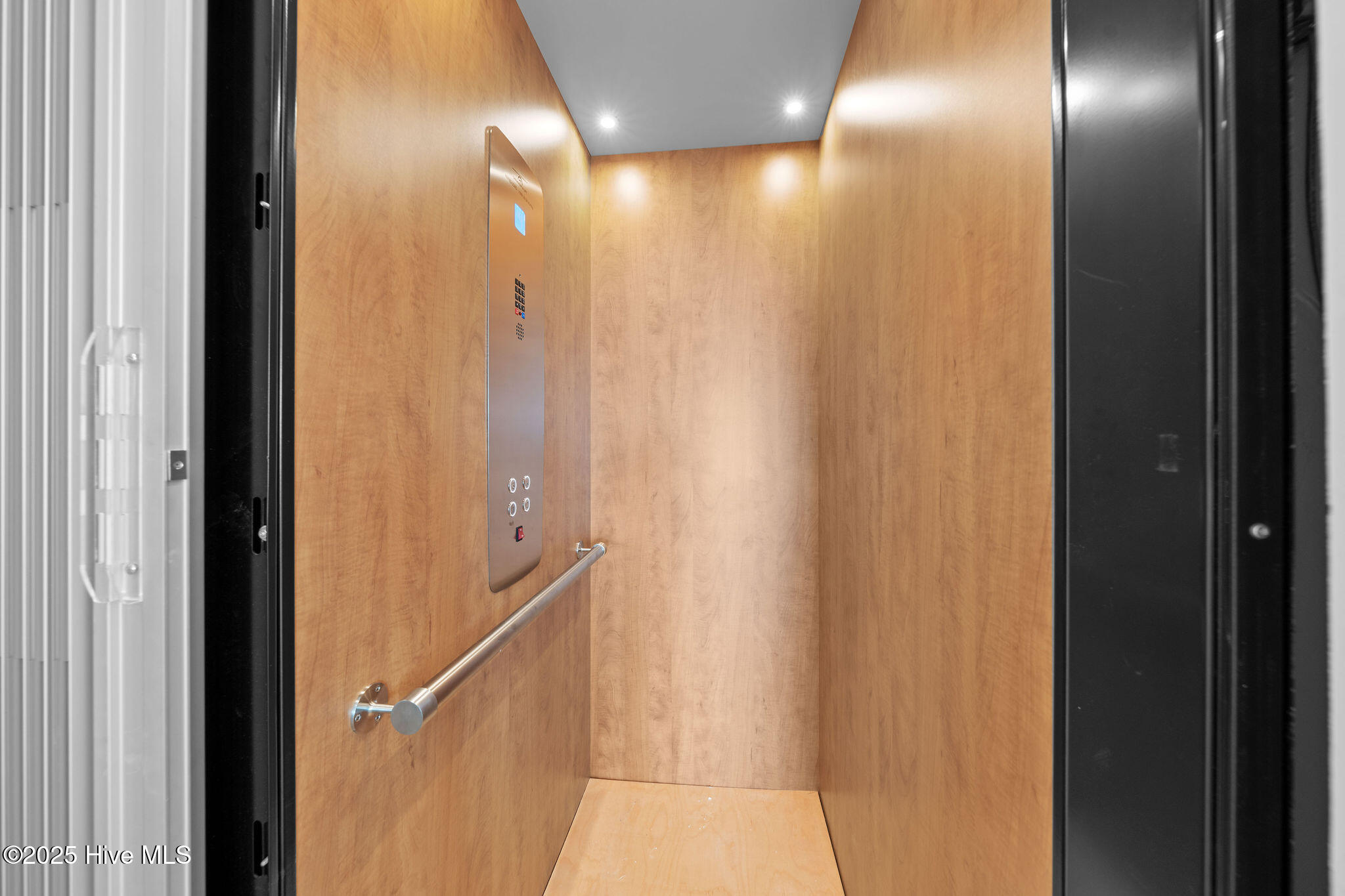 100493859 | Photo 25