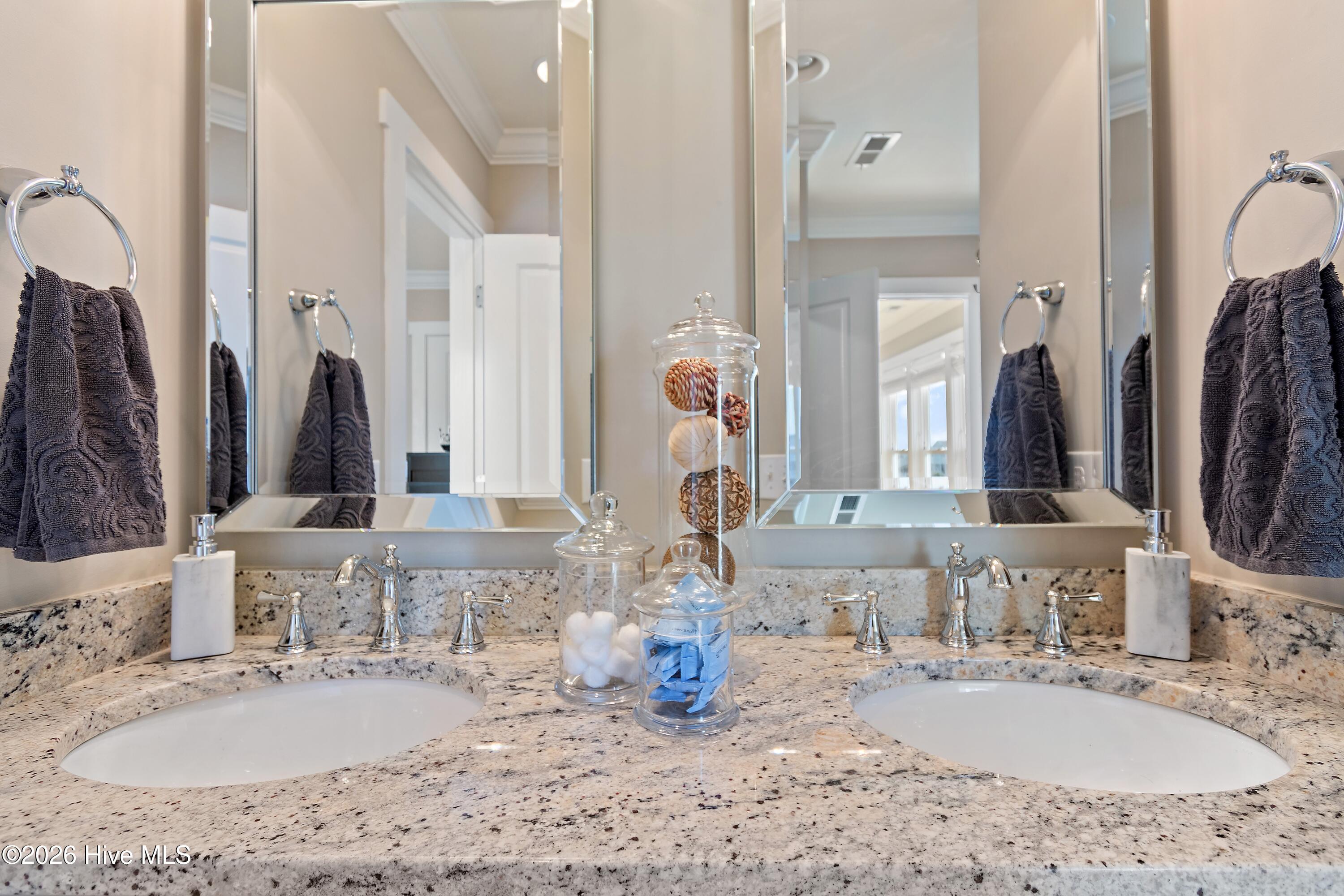 100547870 | Photo 36