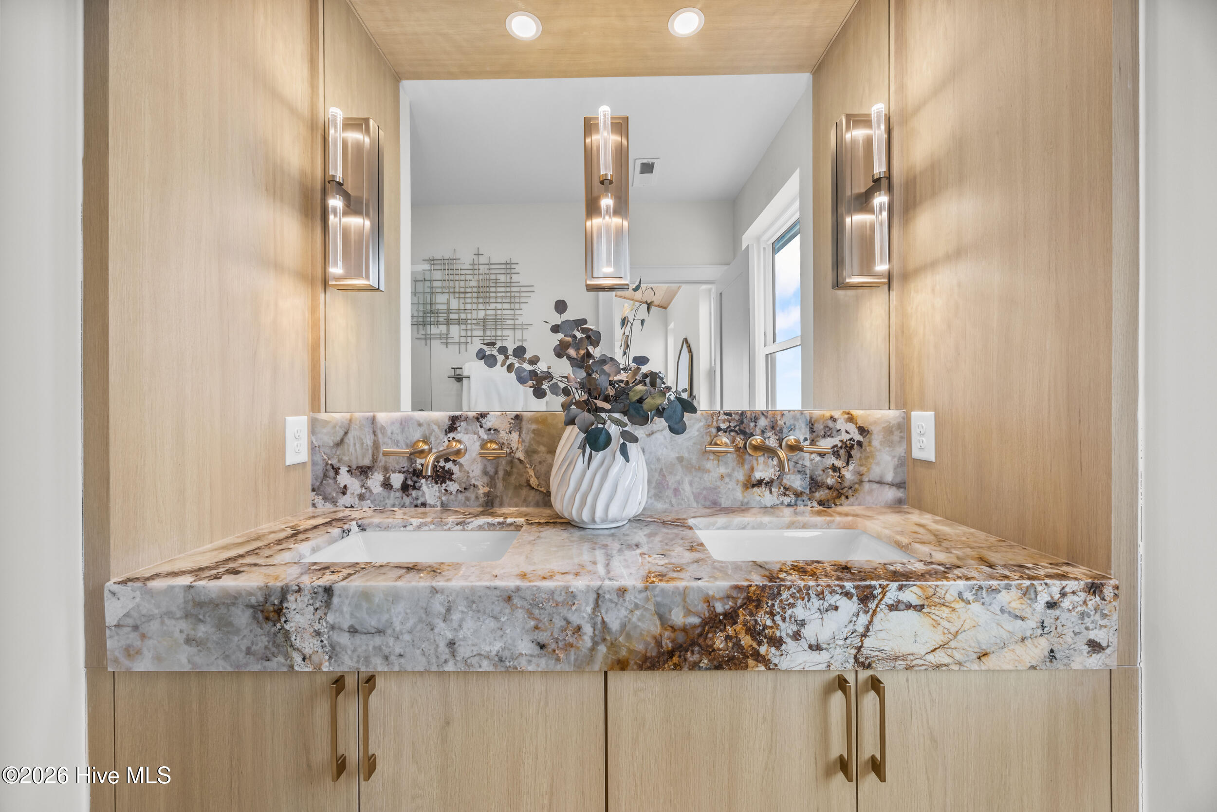 100557760 | Photo 33