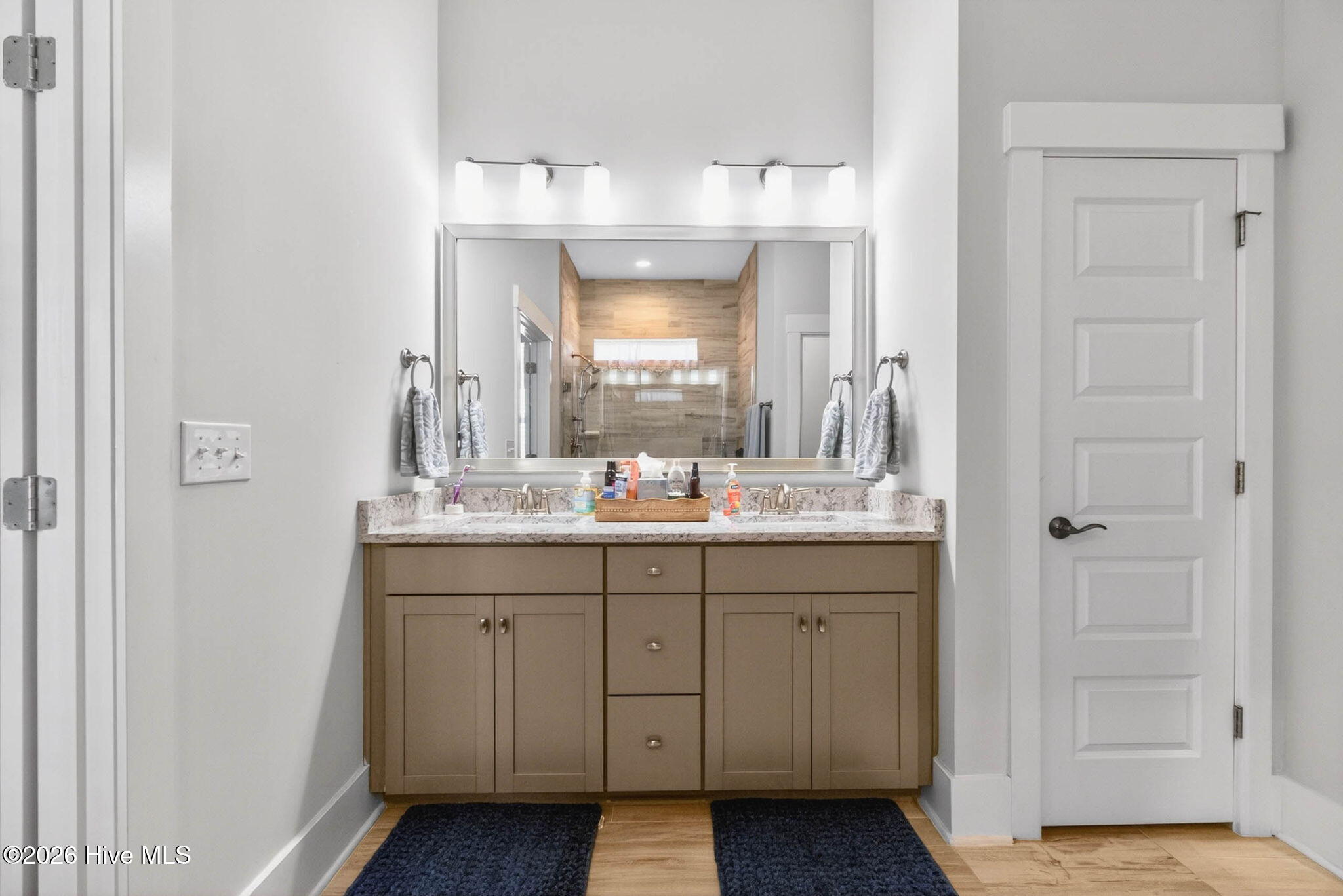 100567275 | Photo 40