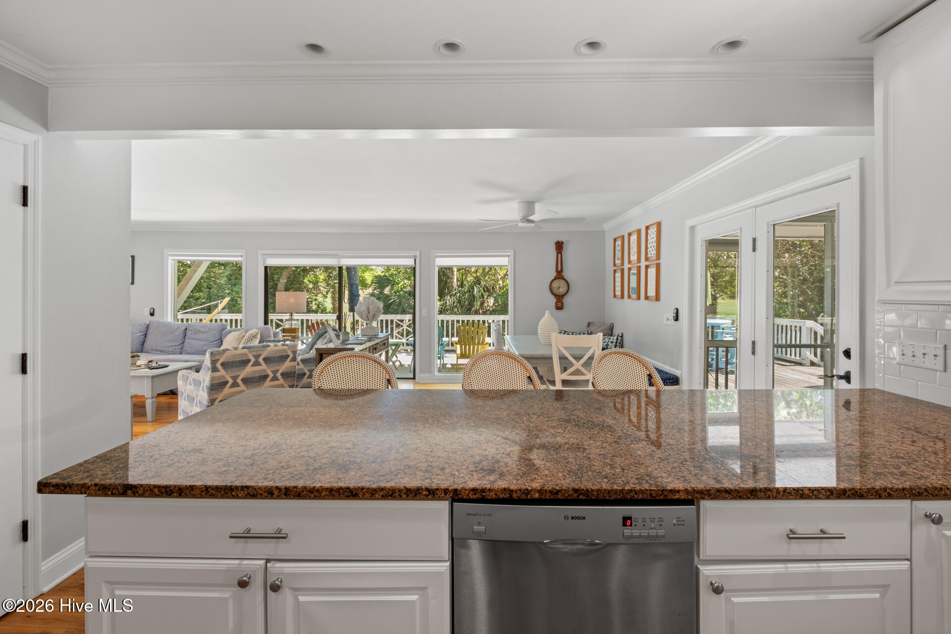 100569244 | Photo 10