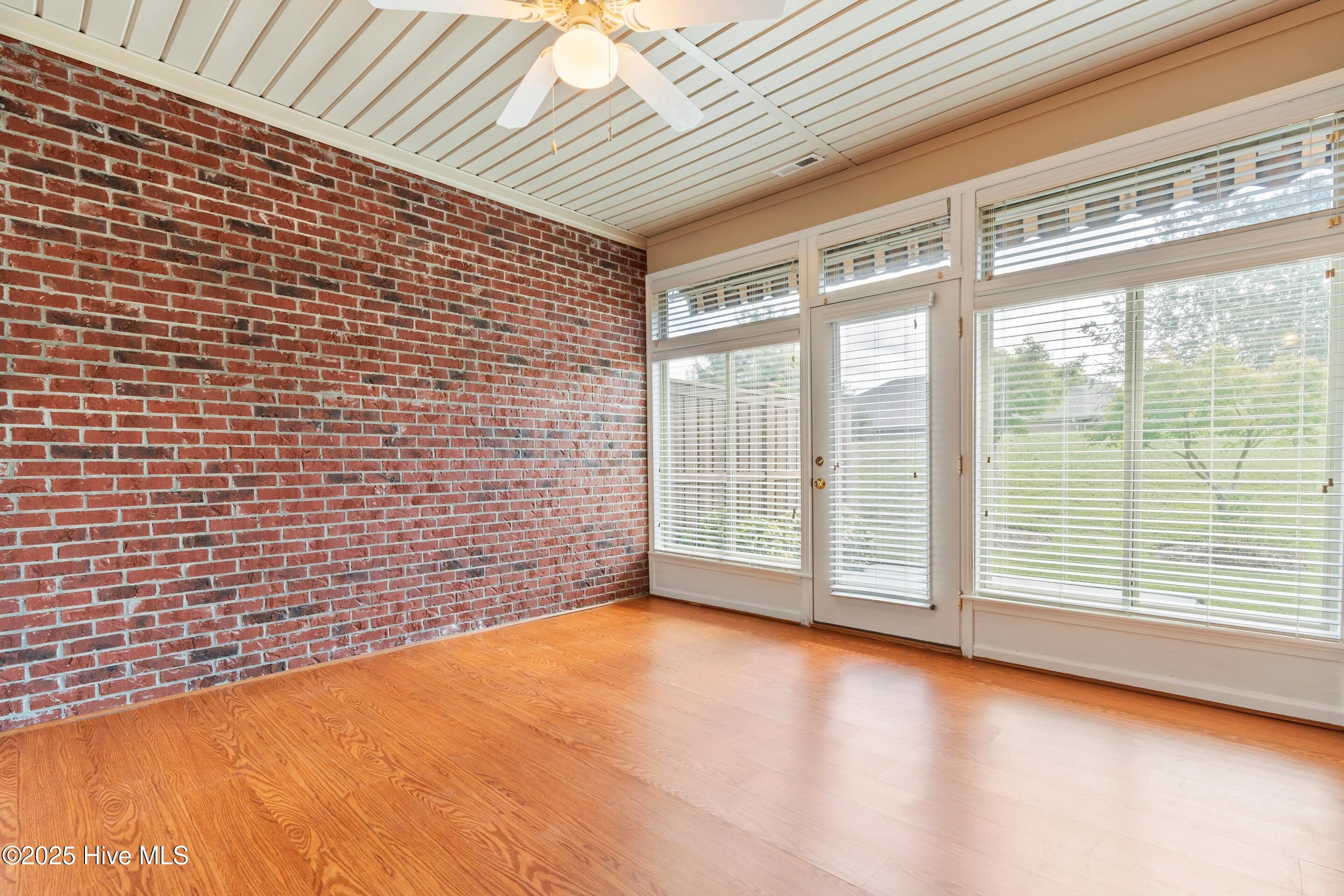 100536985 | Photo 33