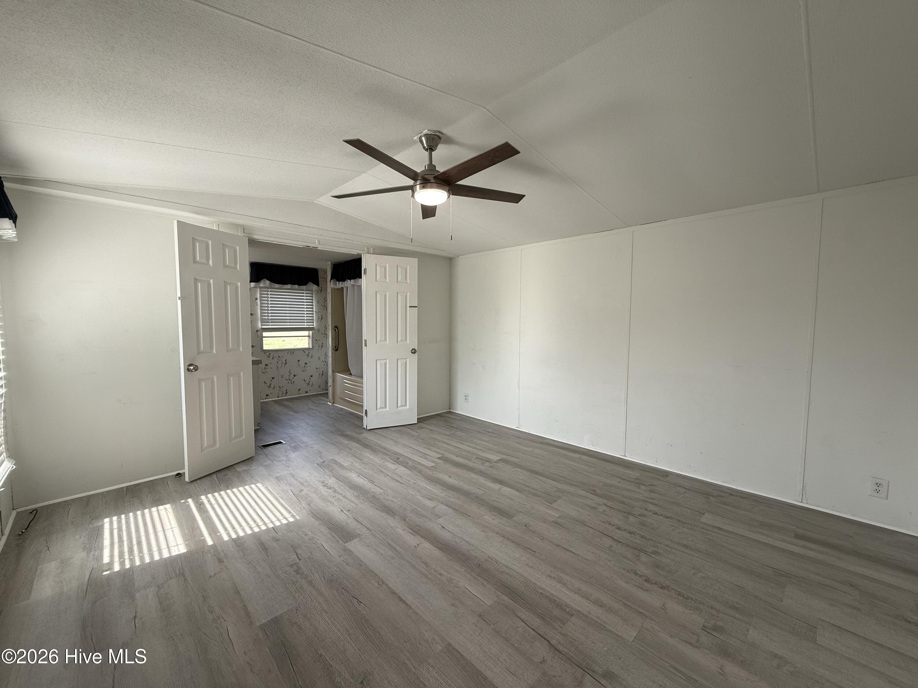 100459470 | Photo 59