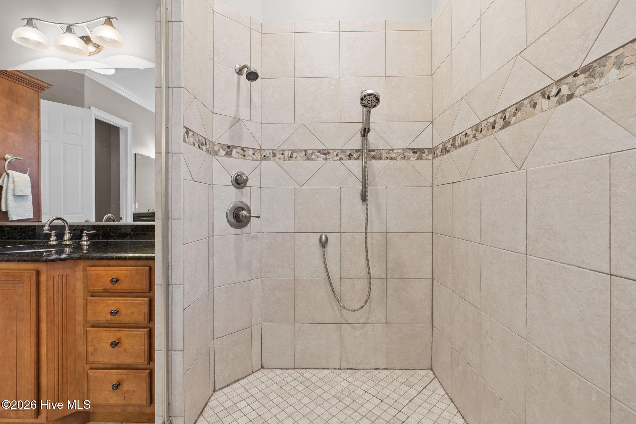 100559683 | Photo 43