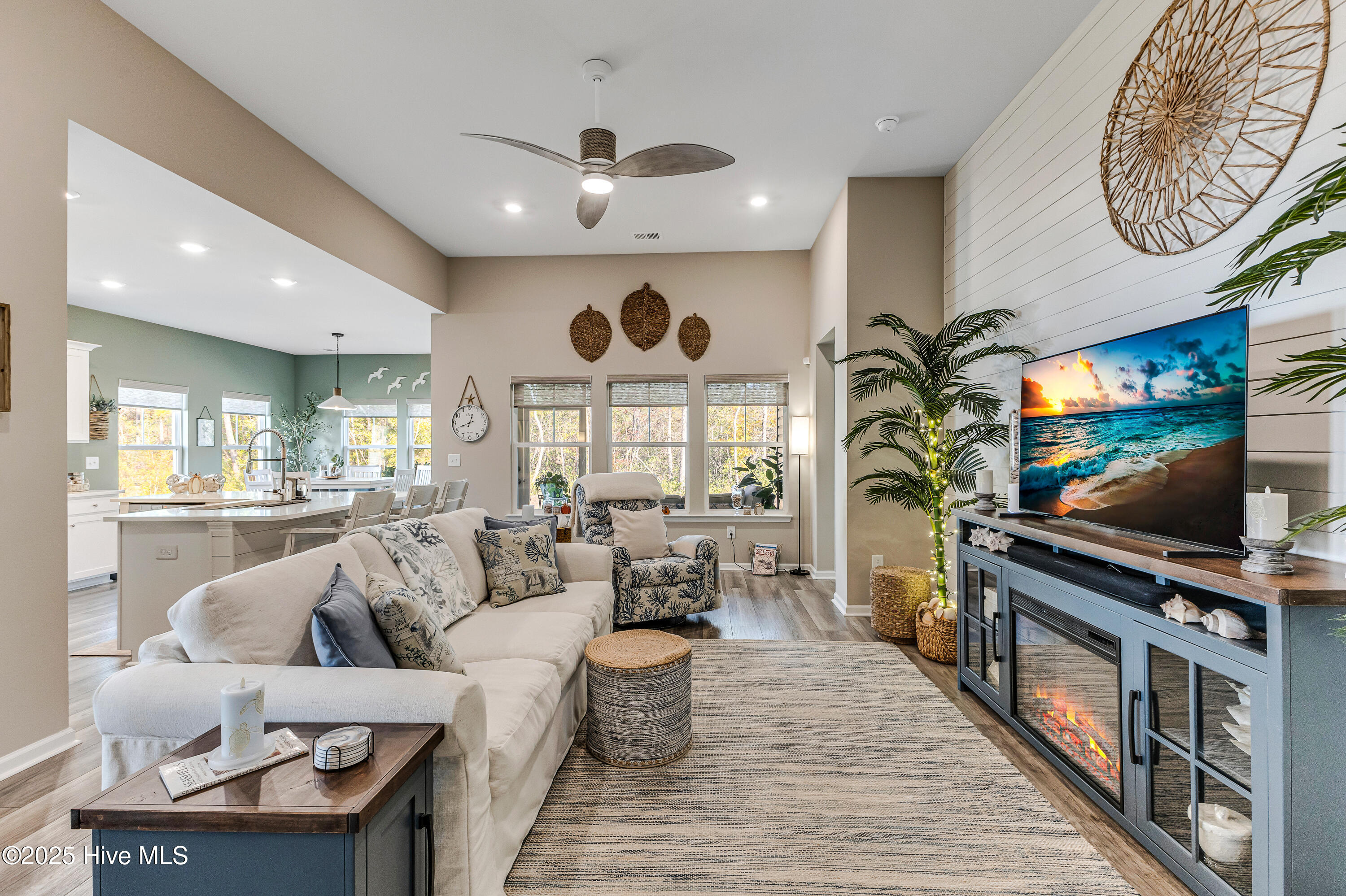 100542880 | Photo 15