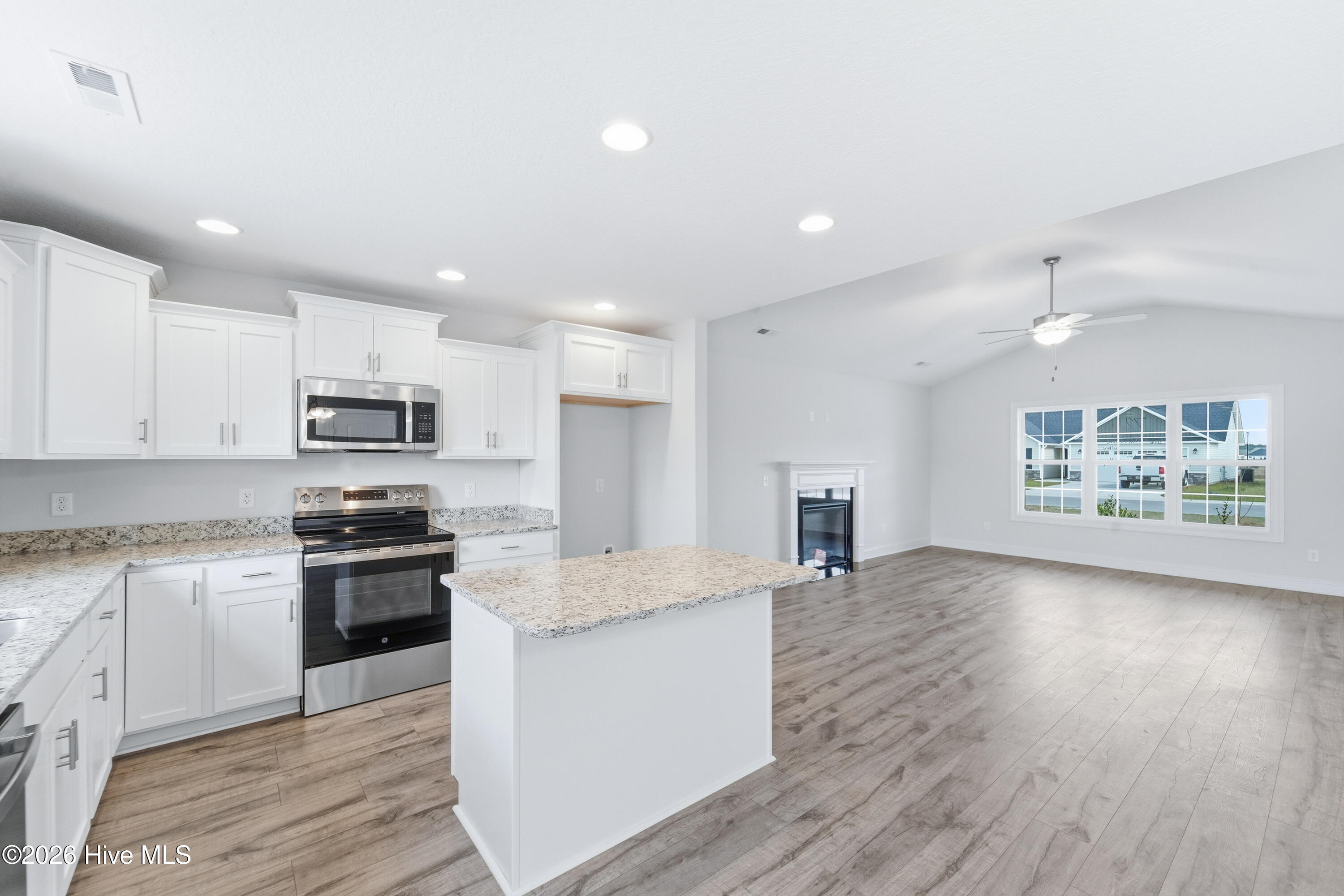 100530676 | Photo 11