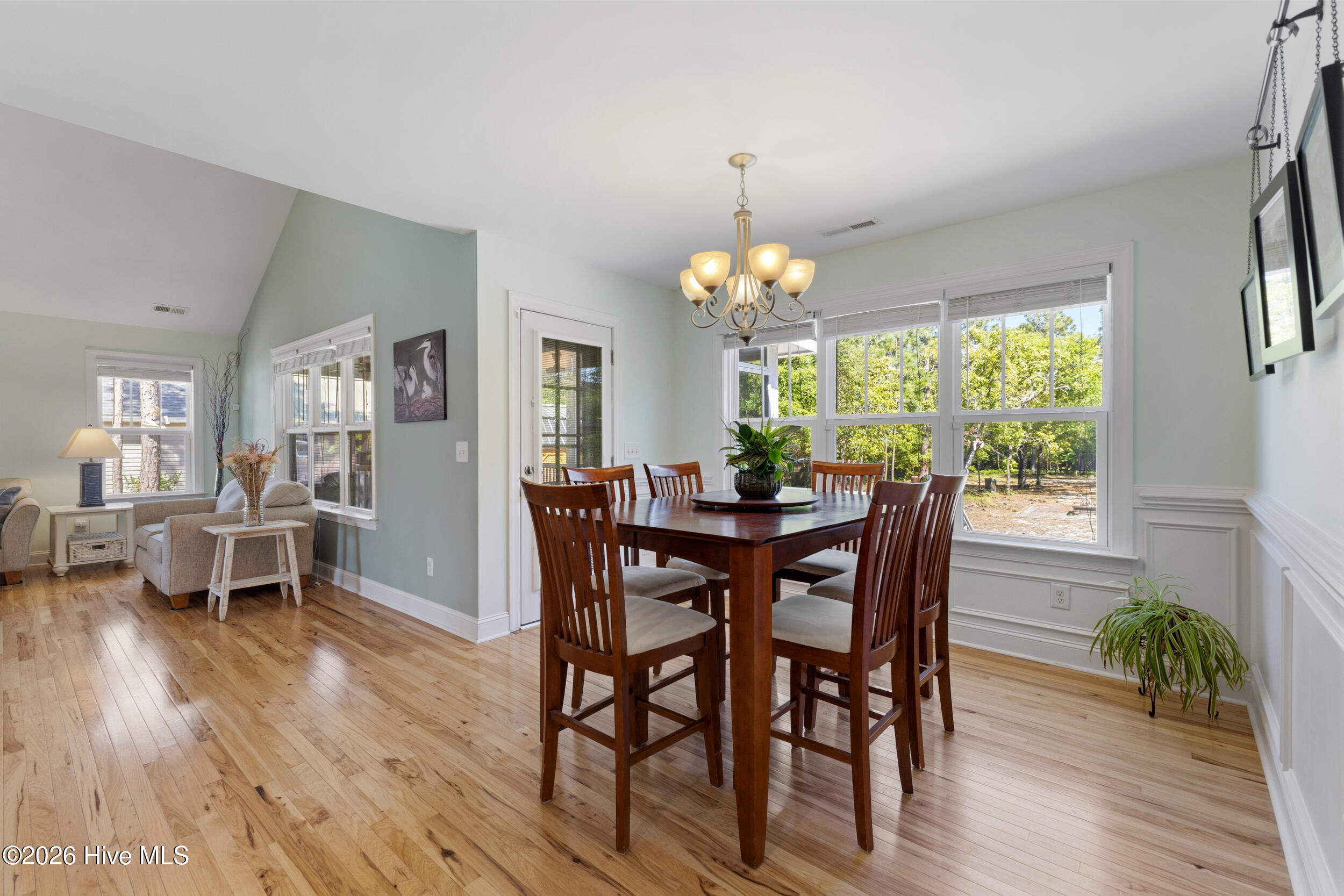 100569196 | Photo 19