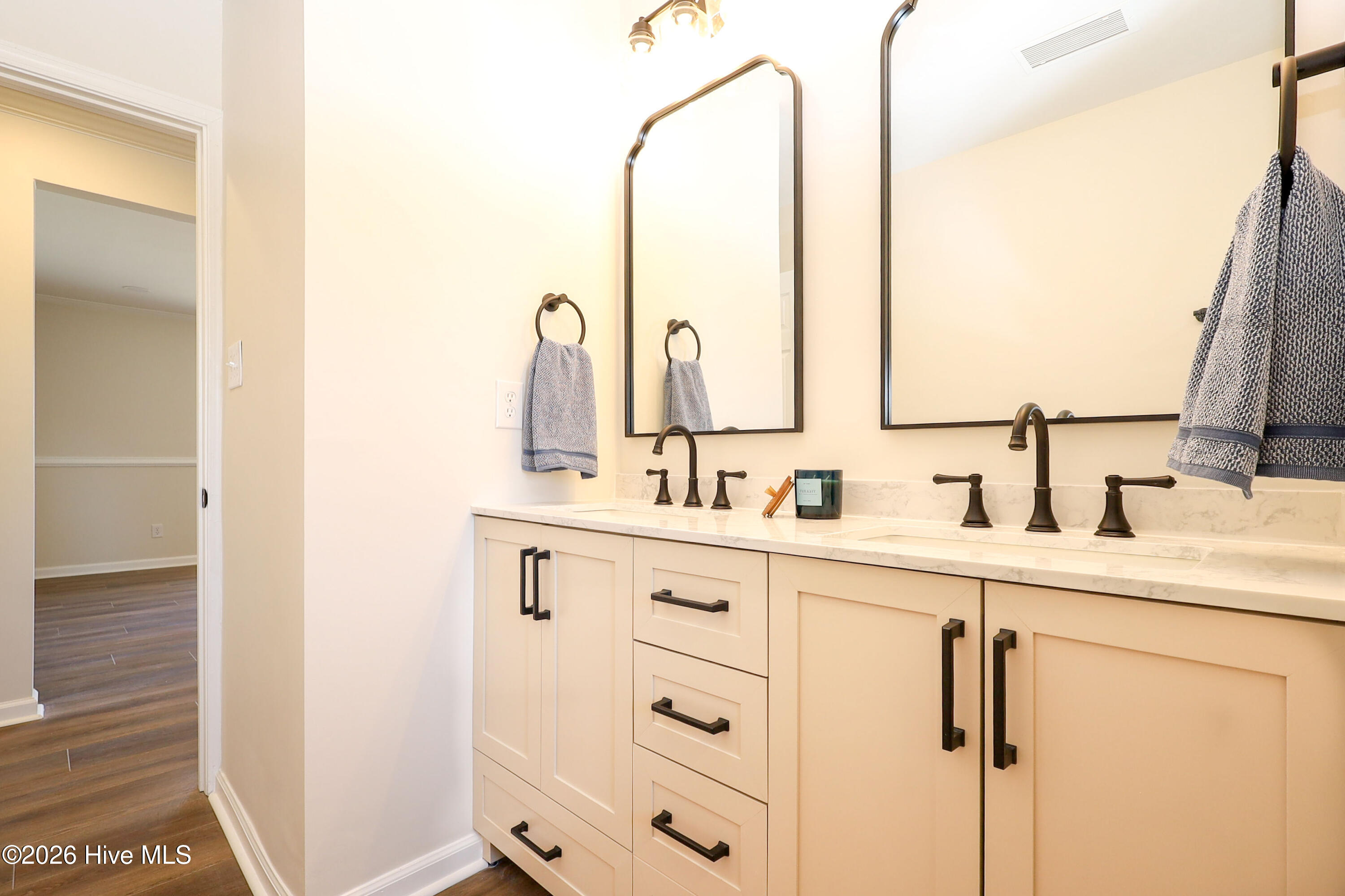 100556838 | Photo 22