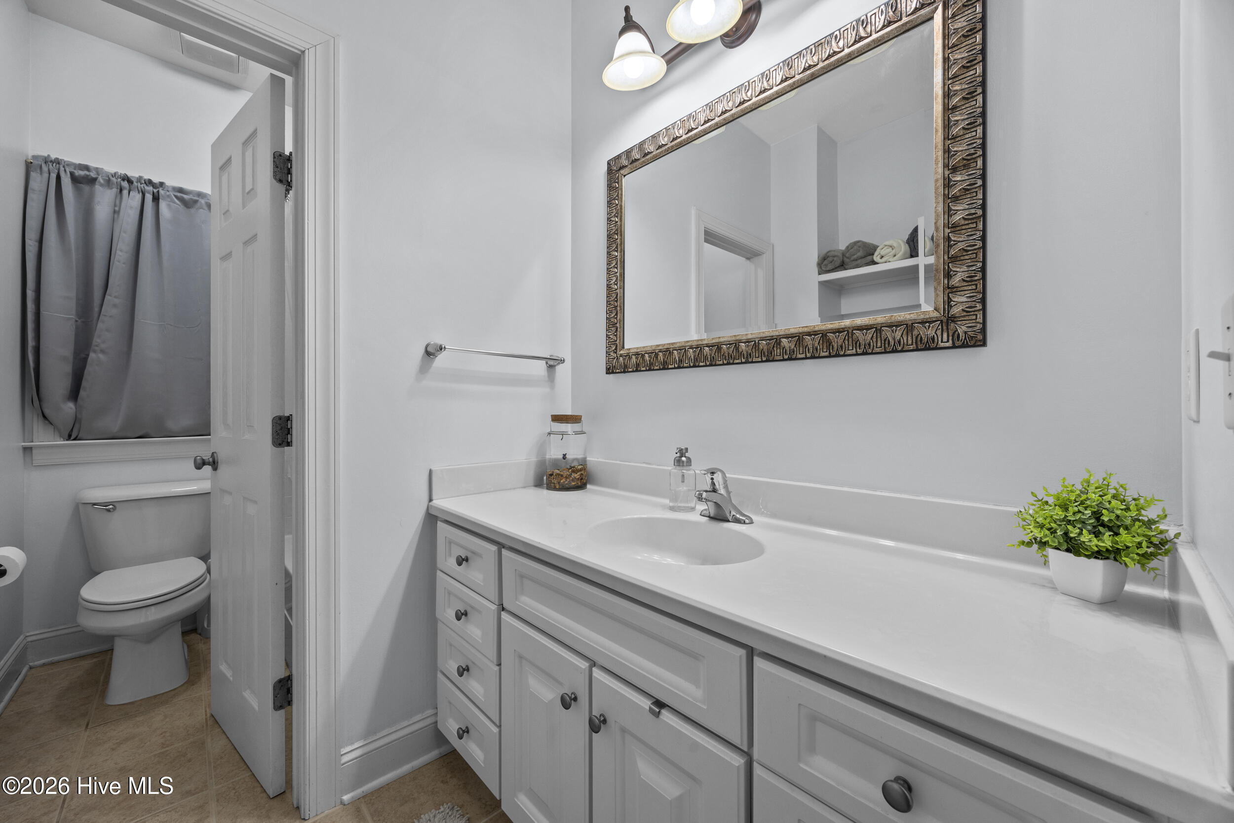 100550325 | Photo 26