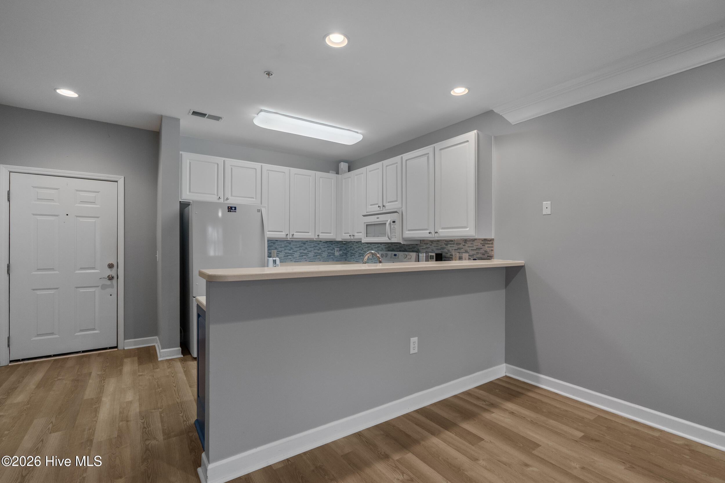 100570667 | Photo 11