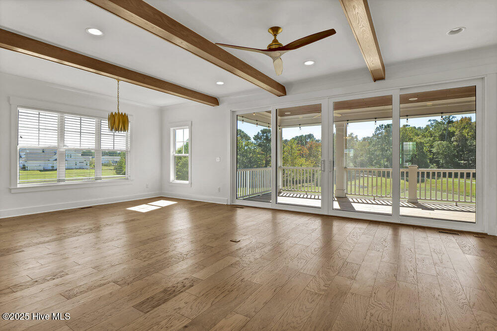 100518047 | Photo 17