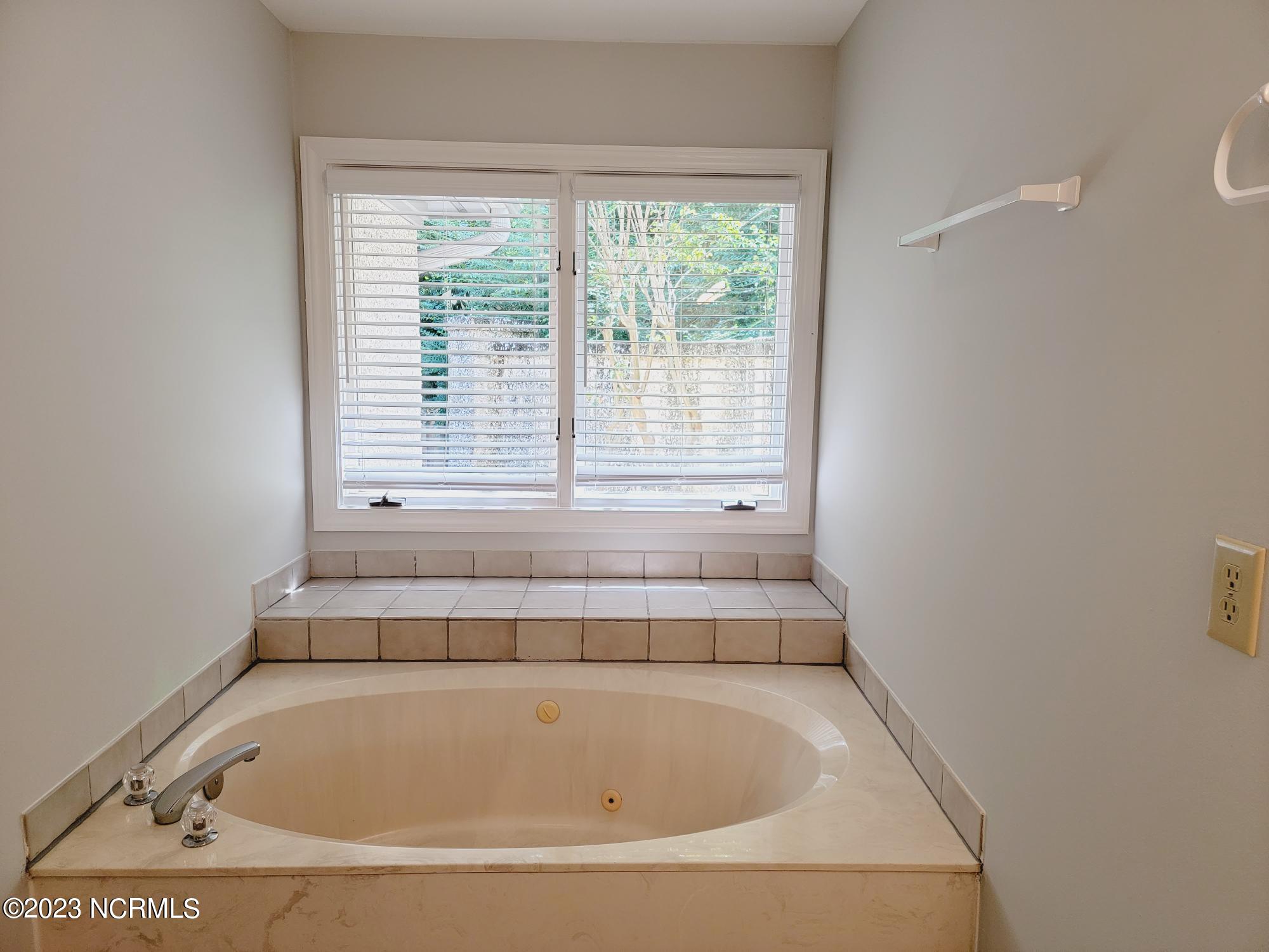 100548685 | Photo 18