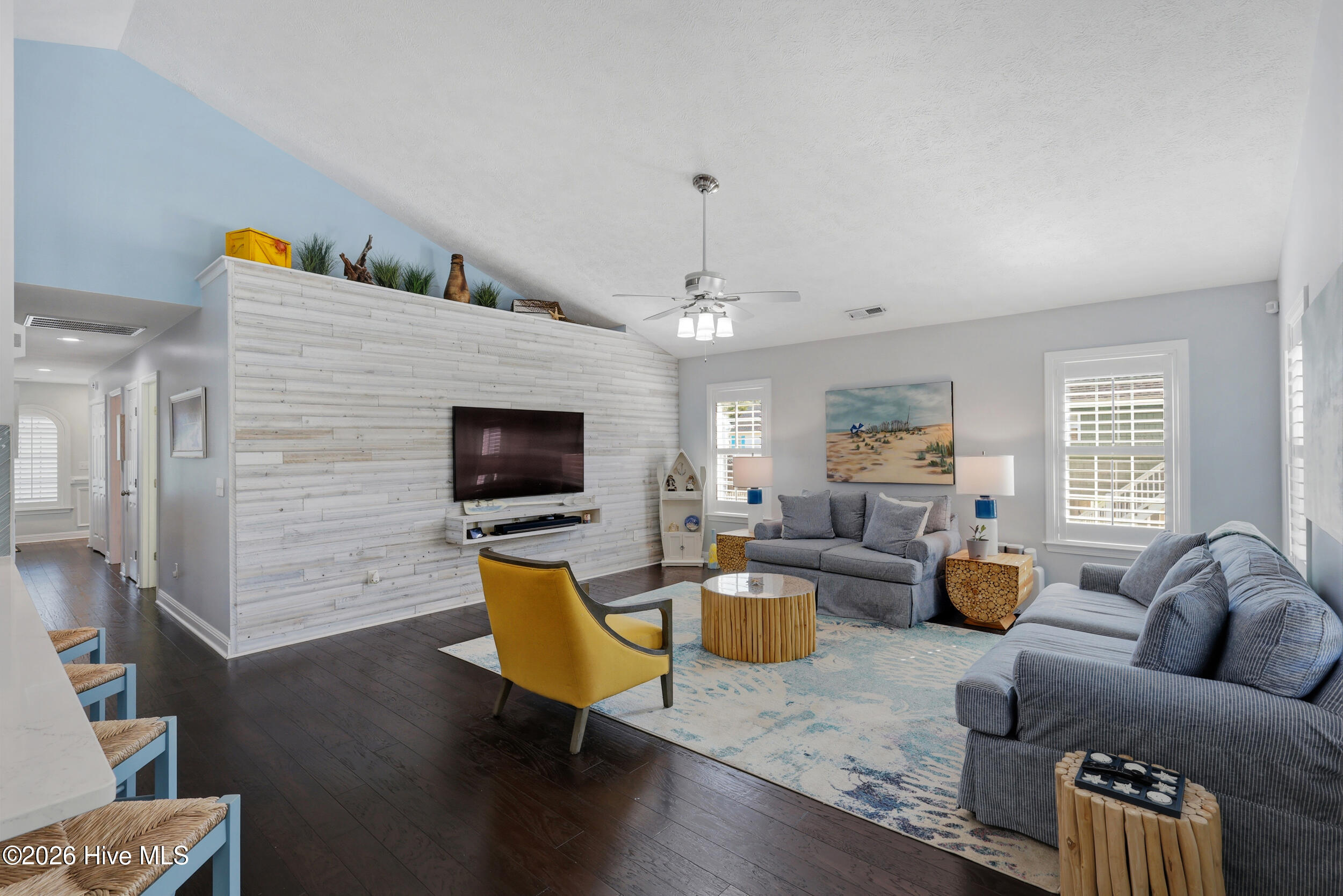 100567989 | Photo 11