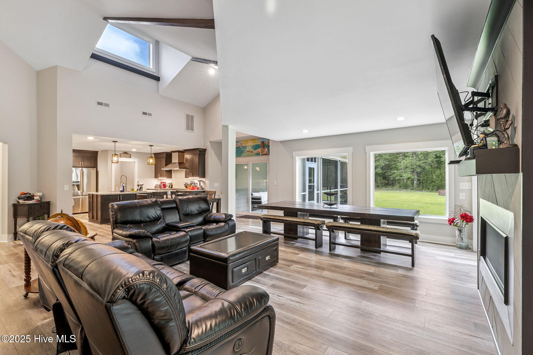 100520398 | Photo 12