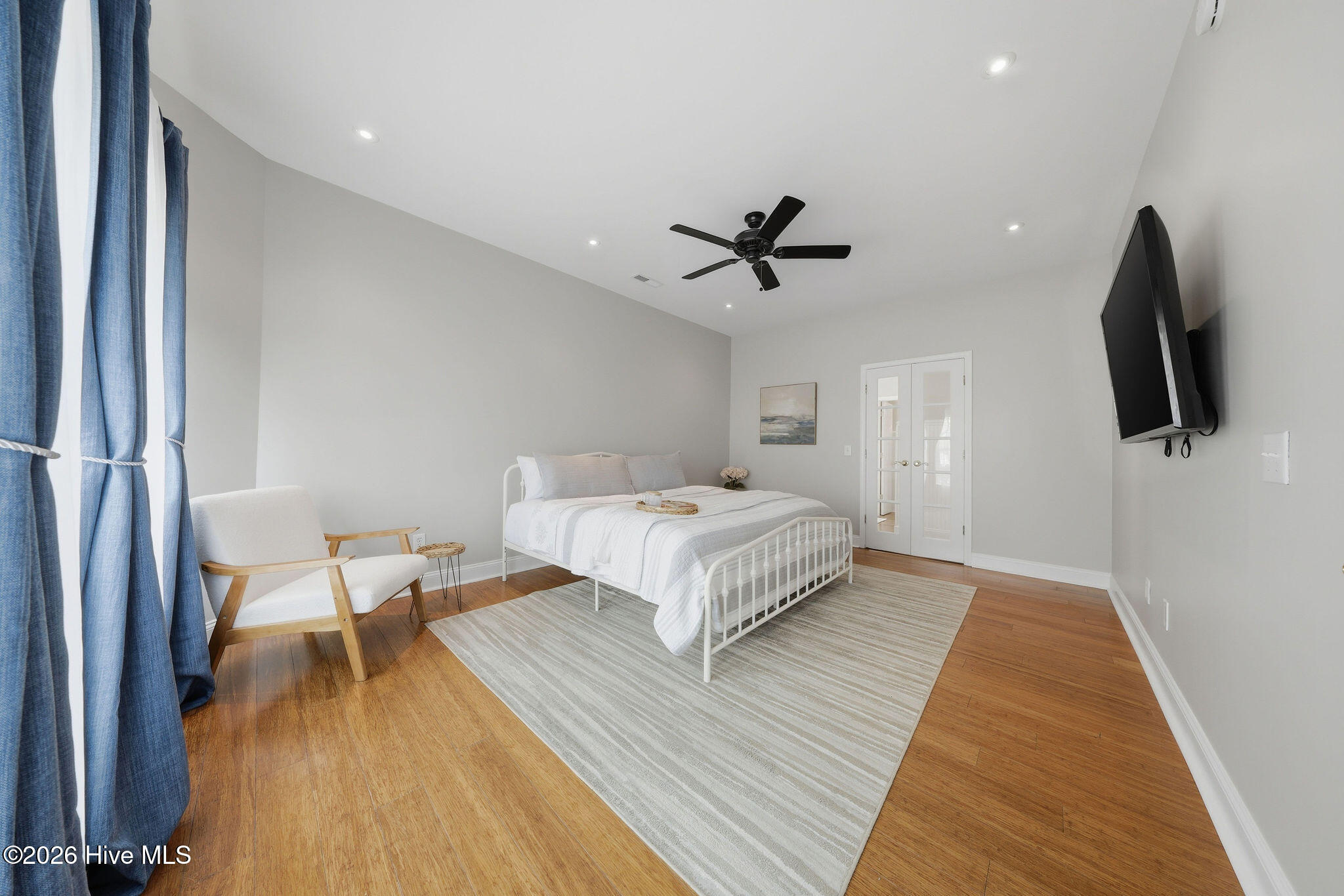 100565537 | Photo 57