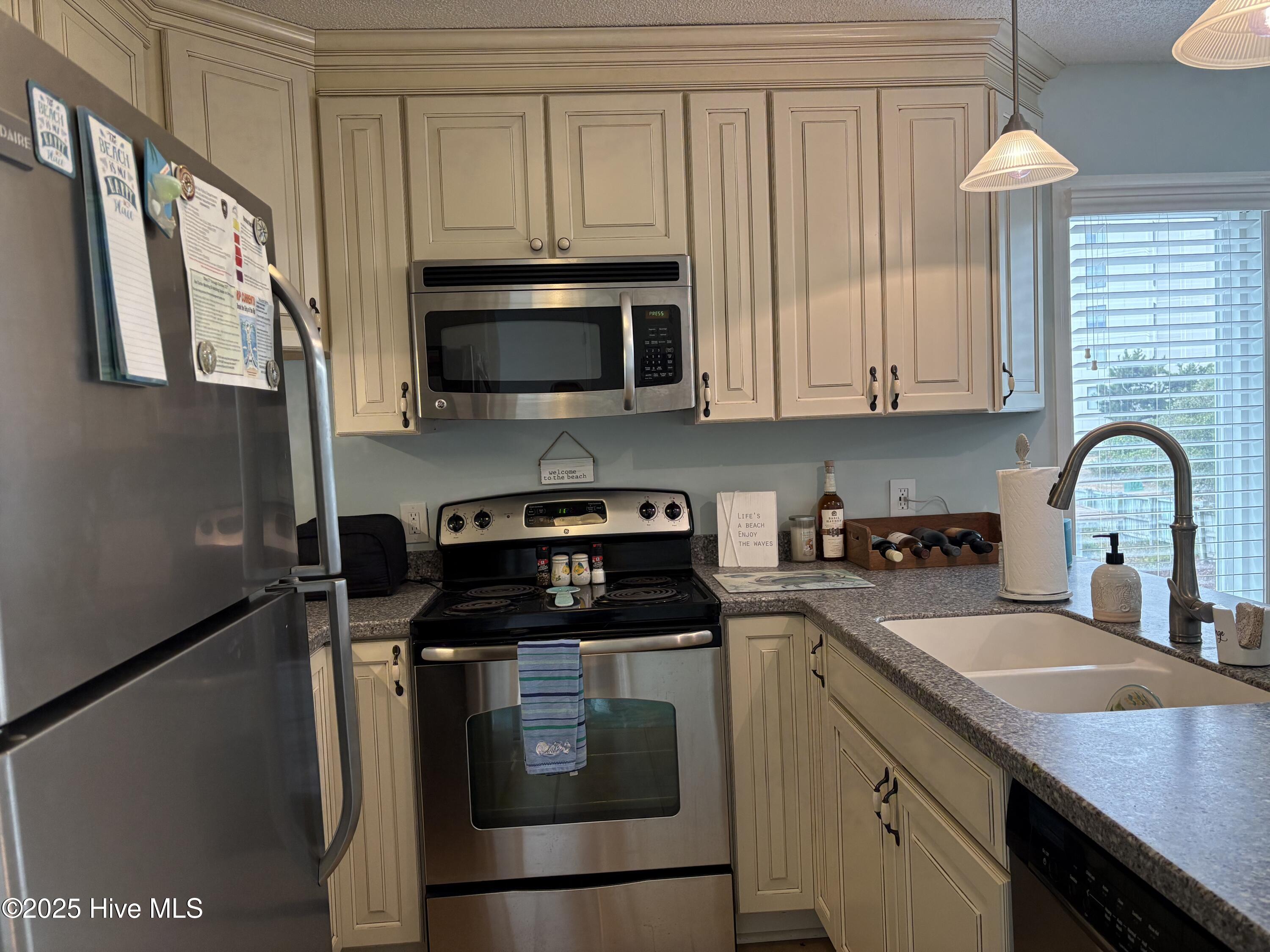 100527145 | Photo 33