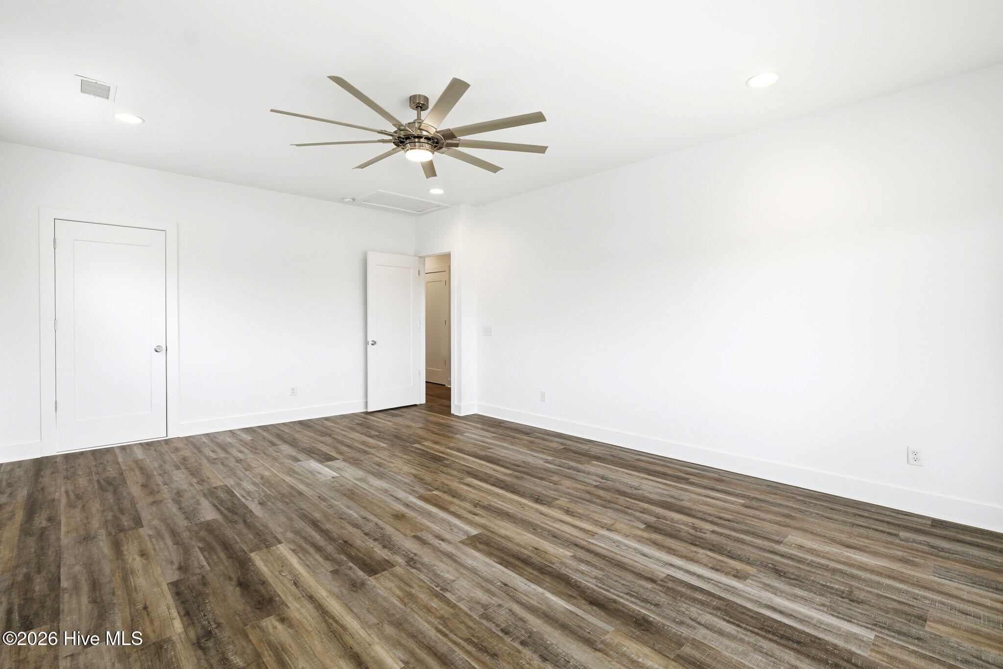 100564360 | Photo 23