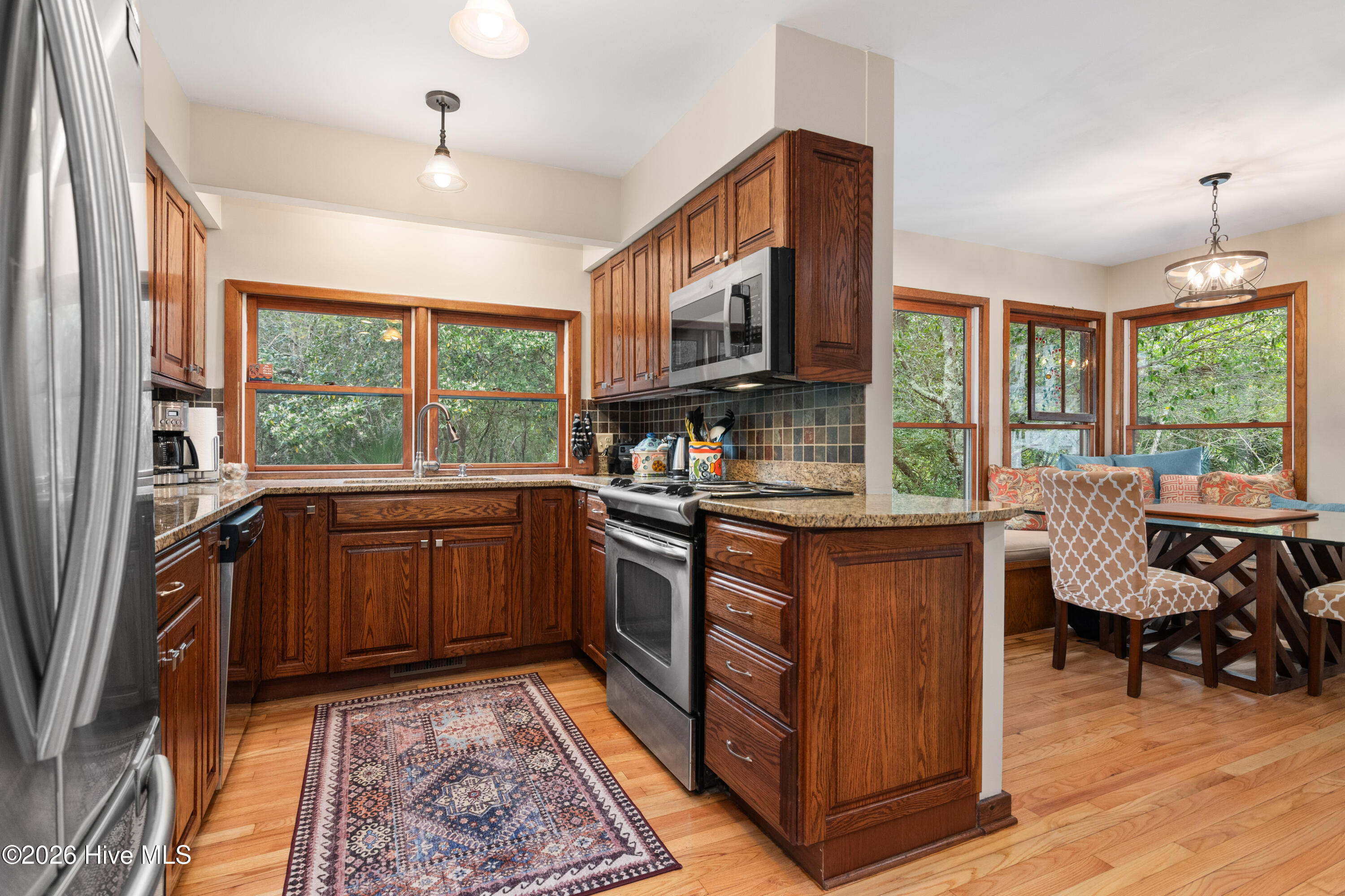 100561617 | Photo 11