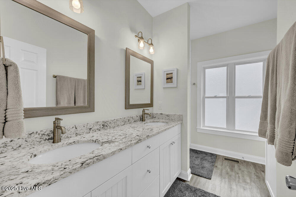 100542782 | Photo 28