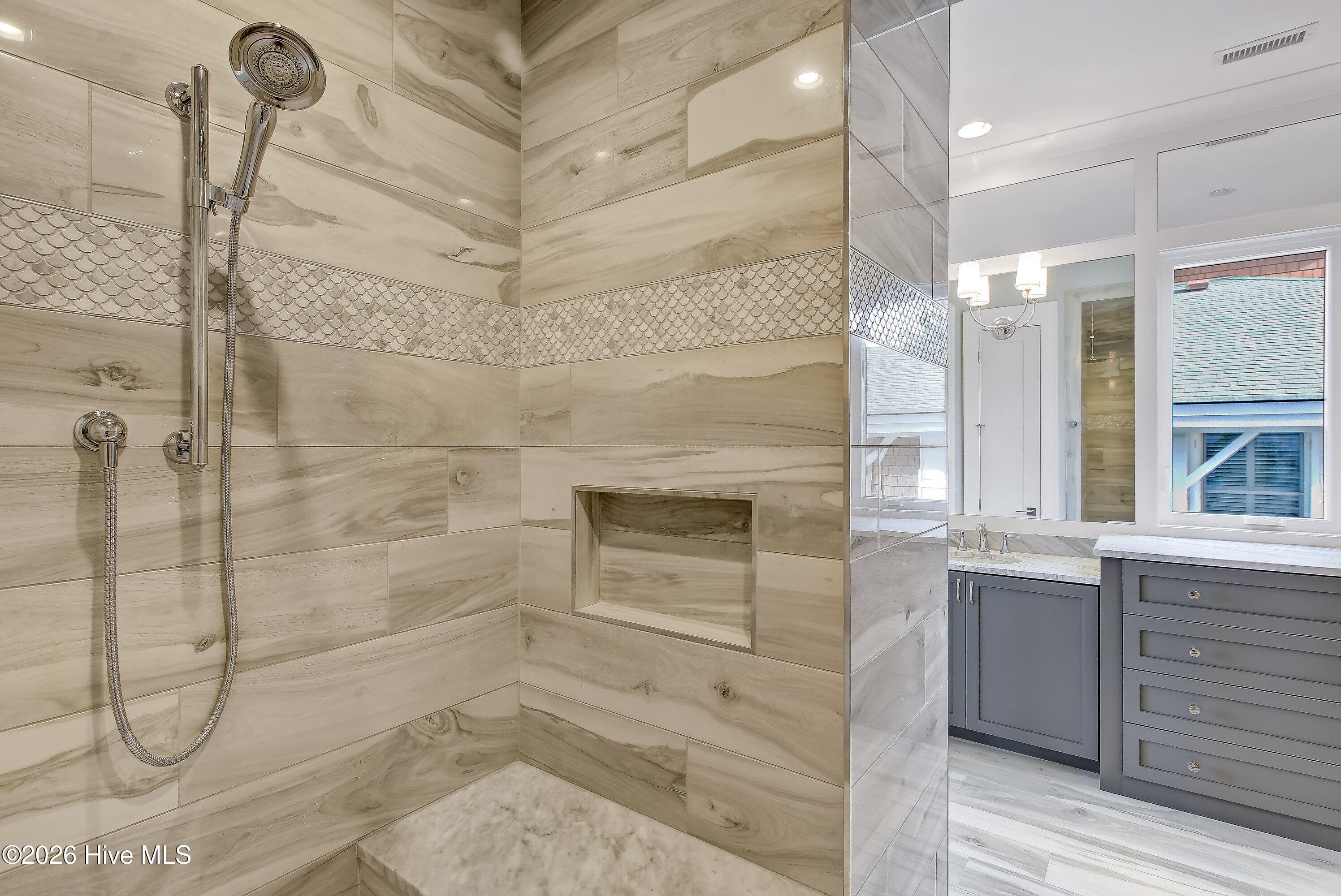 100563584 | Photo 22