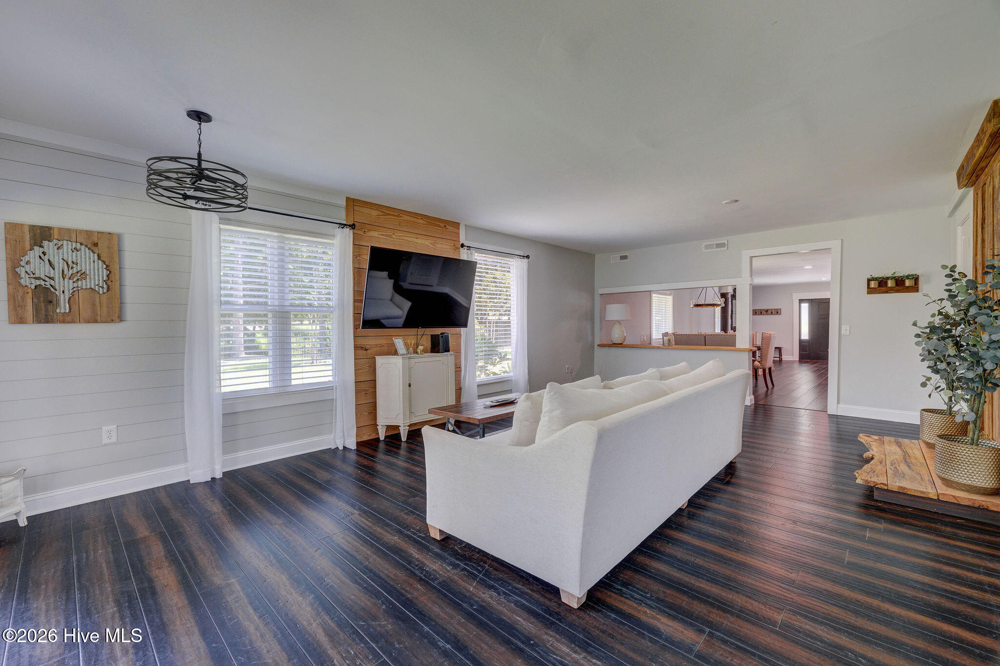 100558109 | Photo 26