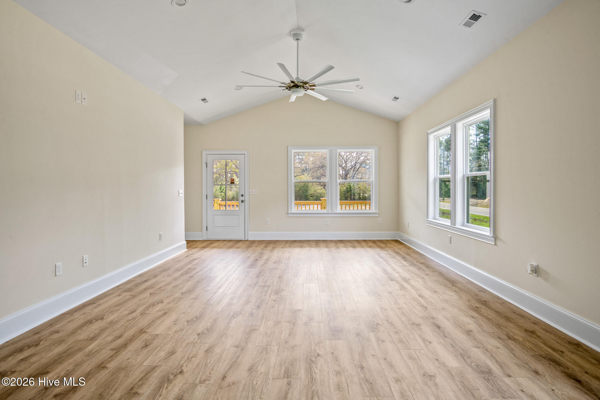 100517039 | Photo 11