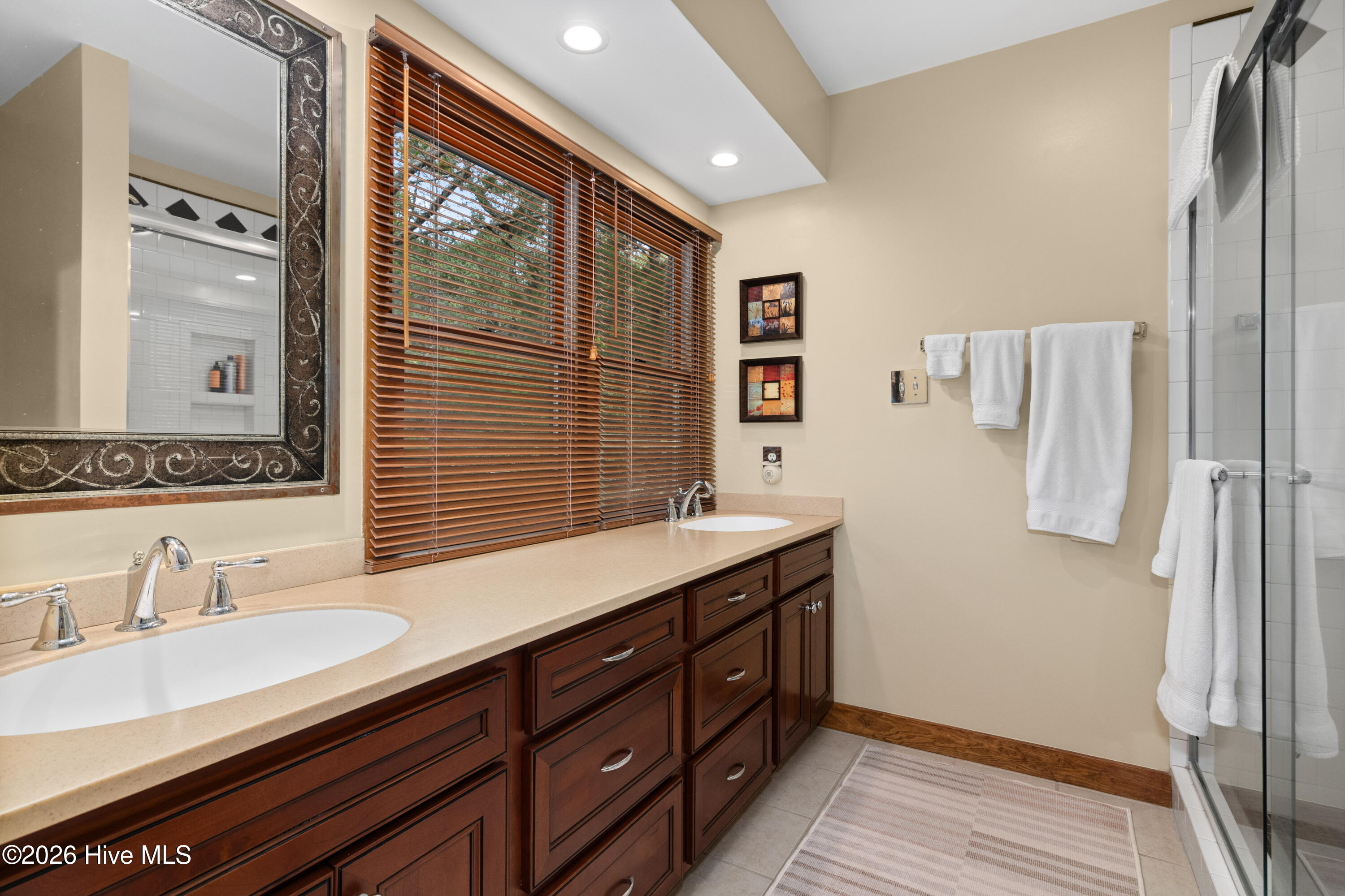 100561617 | Photo 22