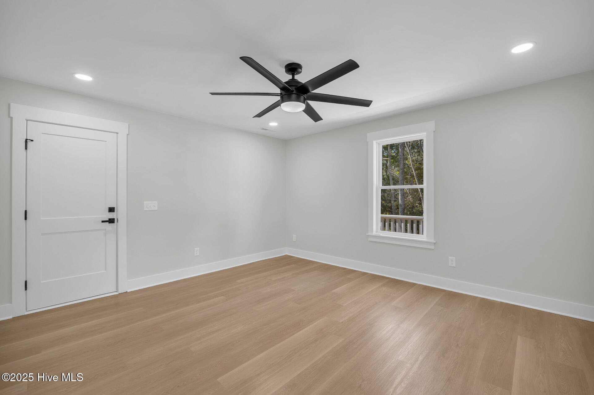 100540114 | Photo 35