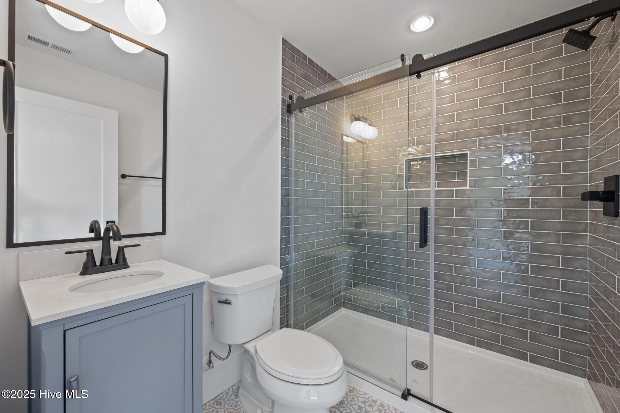 100547090 | Photo 43