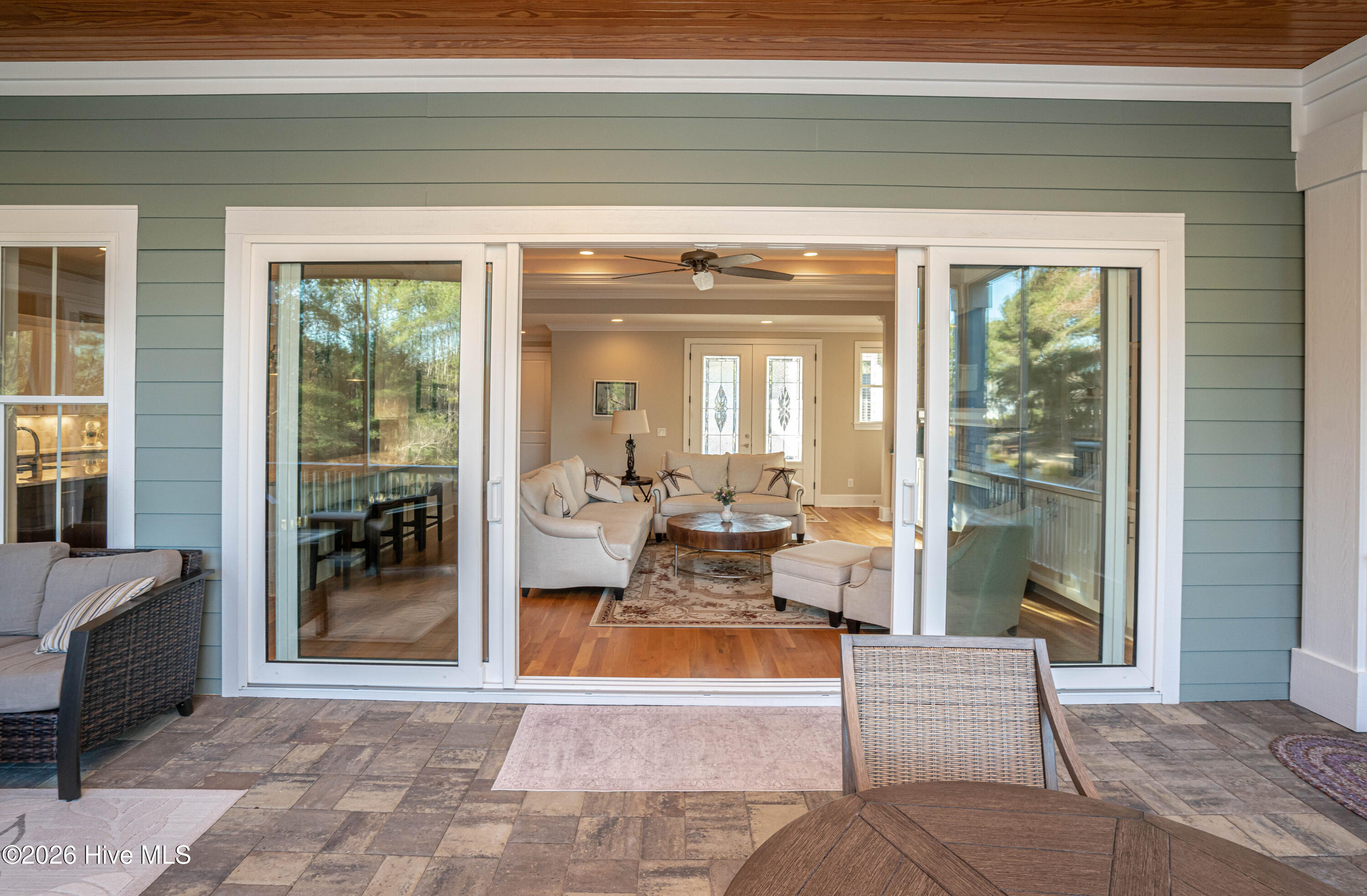 100550389 | Photo 37